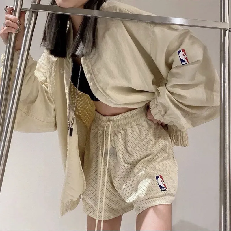 Fear of God x NIKE x NBA 21ss Fog耐克NBA三方聯名網眼美式短褲                這款是JERRY在鉤子最後的創作，以後也不會再出現類似的設計，                外面是網格材質，內裡是採用了梭織布，定織定染高纖高密度網眼布，整條短褲雙層設計，                不會透光，透氣性非常好，手感非常好，彈力褲腰頭，磨砂Logo繩頭，                單獨定制的聯名梭織洗標，定做立體麂皮主標，側邊拉鍊口袋 刻字拉鍊頭，                NBA高溫滴膠標，進口田島專機高密度刺繡，一條網眼短褲，看著輕薄，                實際很有分量，短褲重量800克，接近一公斤，全套定制輔料，依舊是大家所能接觸到的最好的版本                顏色：黑色，杏色                Size：M-XXL                編碼：BOK072751