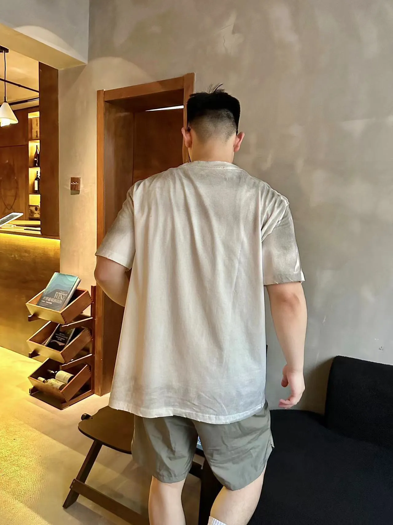 Alexander Wang亞歷山大王 水洗燙鑽字母LOGO短袖T卹                最好看的水洗元素，水洗工藝極其複雜，水洗師傅把做好的成衣進行褪色，第二次在進行石頭翻炒，報廢率極高，成品率極低，剩下的都是匠心打造，男女均可駕馭 OS版型裁剪 因為要水洗做舊處理必須把衣服放大2到3個尺碼 才能水洗到最完美的效果 非常廢料 完美對得起價格 真正的Oversize，上身效果無敵。