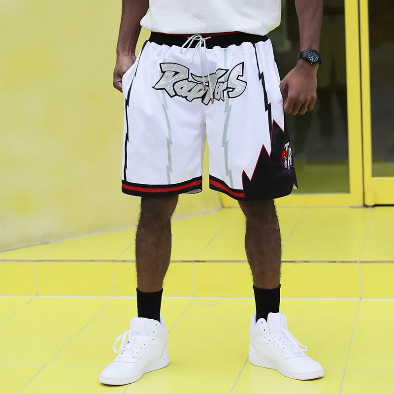 Just Don / NBA 猛龍籃球短褲五分褲                由Don C所主理的街頭品牌Just Don，Just Don 的主理人是 Kanye West 的 DJ所創立的高端街頭品牌 他的複古短褲一直是很多小伙伴的喜愛 詹姆斯上身後 就引起了很大的轟動 面料工藝：定織足足的240g網眼面料 整條褲子重量達到1.5斤左右，只有達到這個重量才能有鬆垮的下垂感，不僅僅是克重這麼簡單，網眼形狀為刀割細線狀。