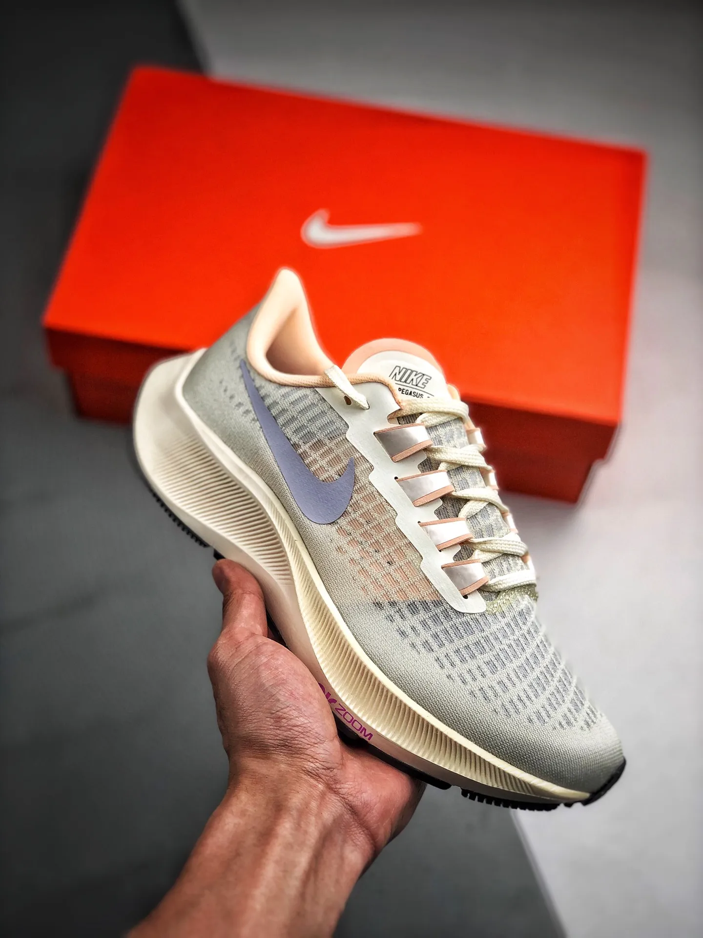 🔑388300Air Zoom Pegasus飛馬系列外貿專供訂單 原廠折返國內銷售 國外專櫃標準數據開發 OEM代工廠標準工藝飛馬系列全新一代擁有 Zoom Air 一如既往的穩定感和流暢感 鞋面採用工程網眼設計 為特定高熱區域營造出色透氣性 進一步增加鞋面的穿孔數量 讓足部能夠快速散熱  中足搭配 Flywire 飛線 在高速運動時營造舒適穩定的貼合感 內置Zoon氣墊加持 動力十足！
