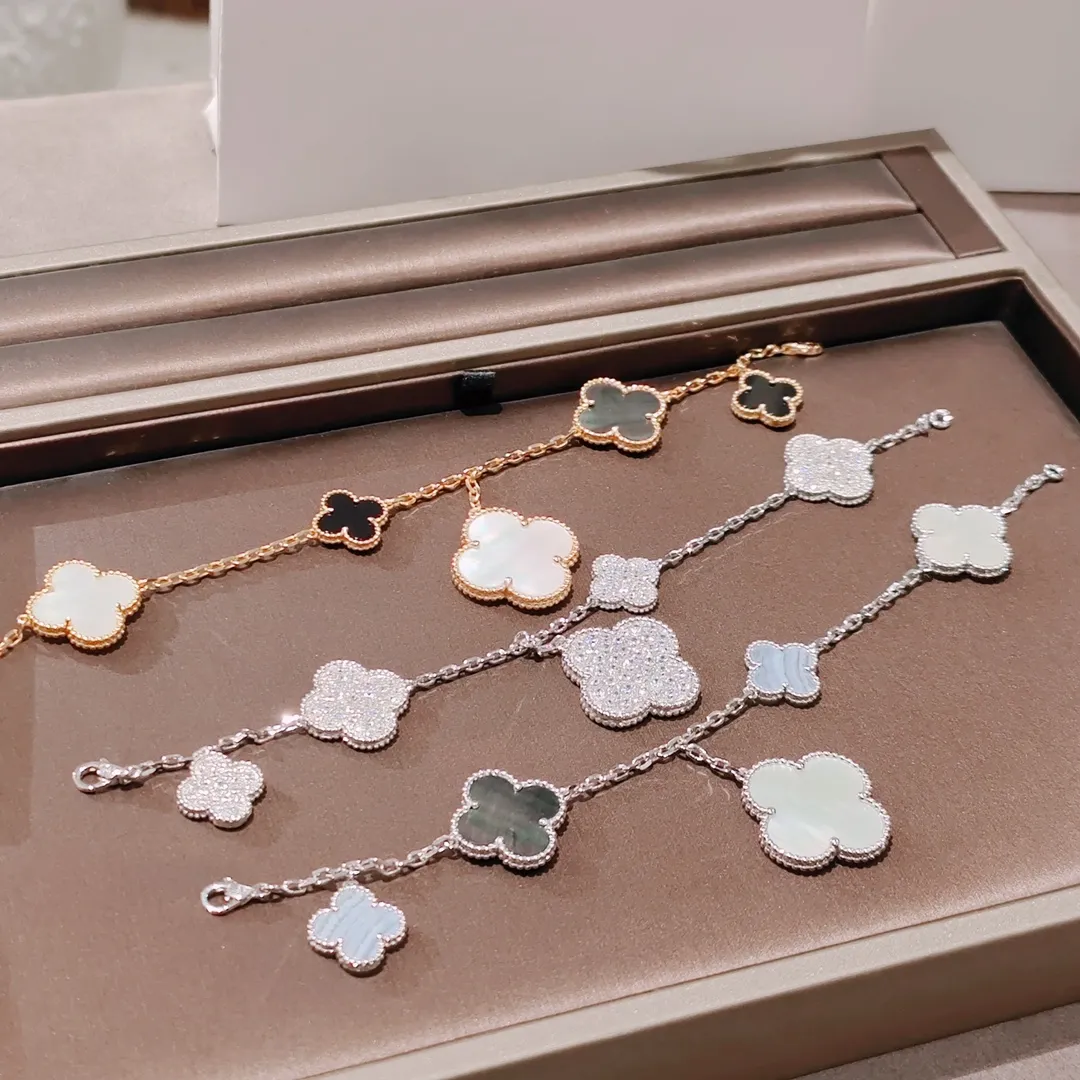 𝐕𝐚𝐧 𝐂𝐥𝐞𝐞𝐟 & 𝐀𝐫𝐩𝐞𝐥𝐬 梵克雅寶•𝐌𝐚𝐠𝐢𝐜 𝐀𝐥𝐡𝐬𝐦𝐛𝐫𝐚不規則圖案四葉草5⃣️花手鍊 代購級高定版 經典四葉草幸運圖案設計,不同尺寸的搭配圖案,融合高級感的天然白貝母、灰貝母。