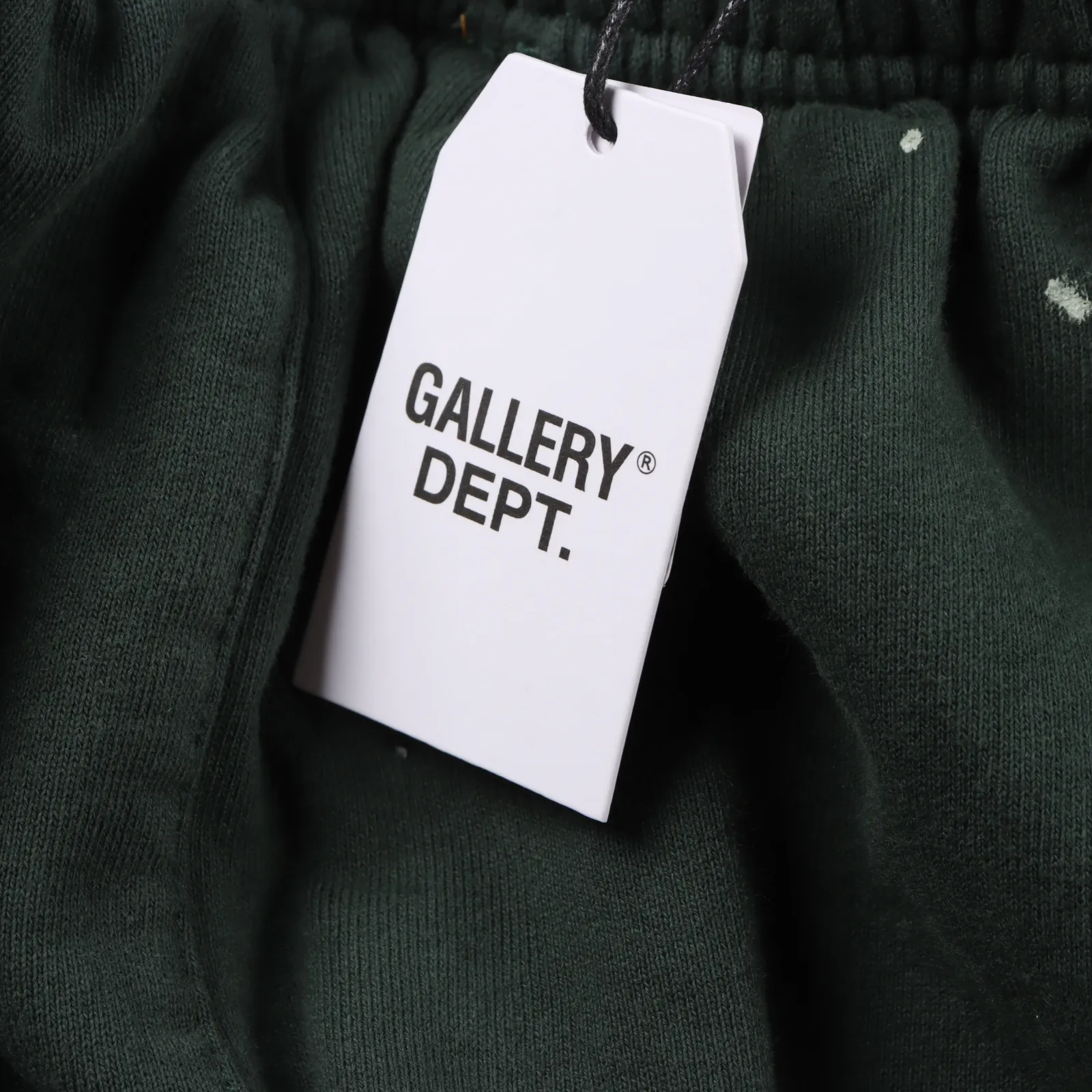 Gallery Dept 23Fw 斑駁字母塗鴉彩繪印花長褲 進口21*21底部8支克420克重純棉三線抓毛面料,配套21支雙紗2*2螺紋,橫裁面料,同大身料同缸保證無色紗,大身同羅紋同缸紗色織,前幅印花在經過石磨重水洗的過程中達到了不同的剝落與深淺效果,營造出潑墨染畫的視覺效果,漿料採用環保水粉漿按比例調配,進口漿料手繪後依附布料性能強,耐水洗牢度高,多次水洗都不會脫漿掉色,整件衣服全部顏色均對位原版,顏色數量多,對工人技術要求極高而且耗費工時,印花採用17套花板水性油墨套板成品印花,一件成衣需要印30多遍,每段工序都緊湊環環相扣的,對工藝技術要求嚴格,高品質要求出貨,成品自然美觀 Size:S-XL 編碼:CAL091662