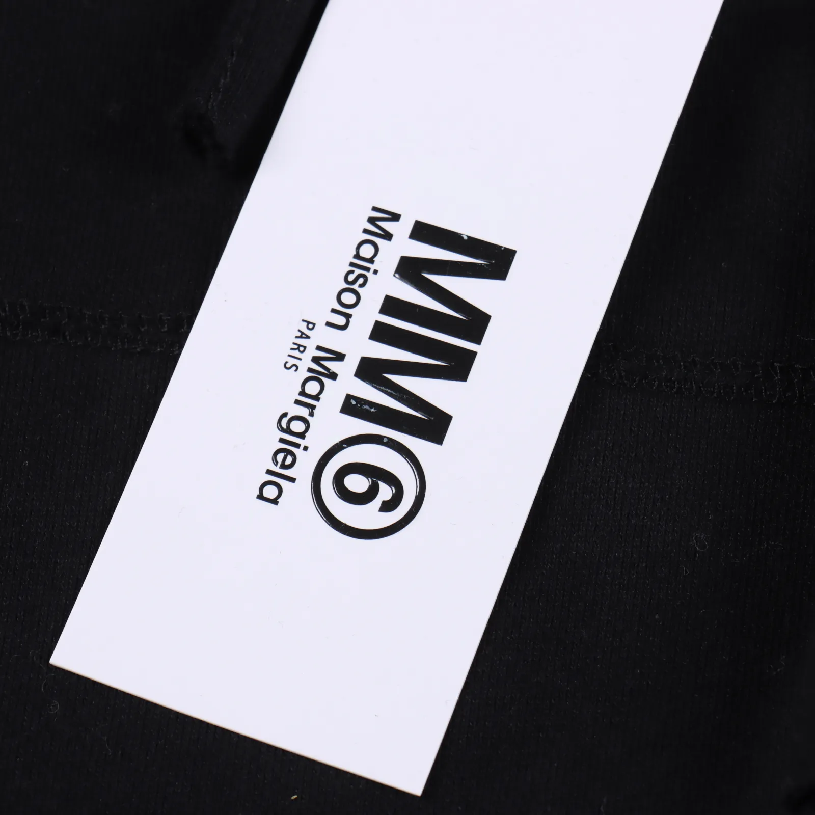 Maison Margiela MM6 23FW 馬吉拉熒光字母連帽衛衣                定制400克全棉衛衣料抓毛底，上身舒適柔軟，定位厚板膠印，加入熒光粉，還原原版夜光效果，哈梭線定位口袋，原版毛邊效果，定制YKK拉鍊，字母具有夜光效果，合身版型                Size：S-L                編碼：FNC112462