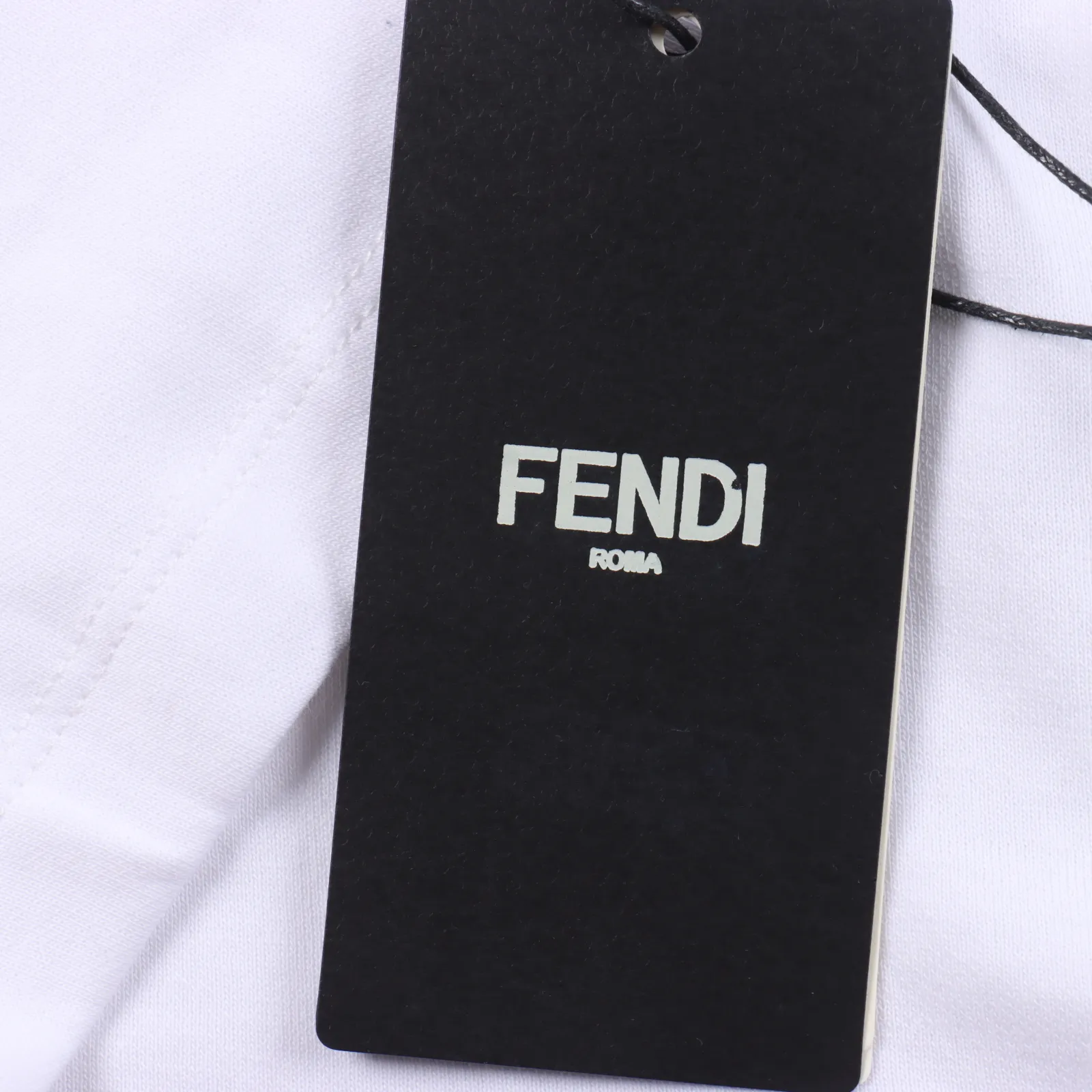 FENDI X FRGMT 芬迪聯名款 反轉字母短袖T卹                260克雙面1*1雙紗羅紋300克 面料，採用厚版印花， 前後印17次 ，不斷嘗試不同厚度的版漿才達到原版效果，寬鬆版型                Size： S-XL                編碼：FNC041031