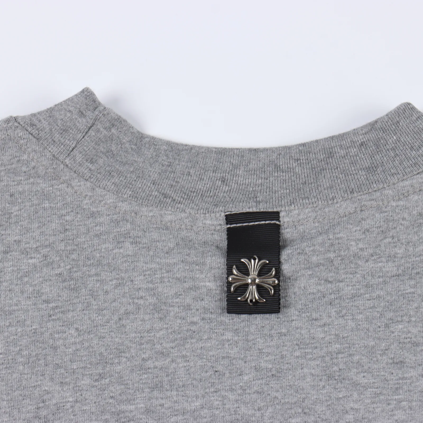 Chrome hearts 24 五金配件長袖克羅心十字架吊墜T卹 Chrome hearts 24S 300克重 區別市面低克重os版型真的很迷人 克羅心也真的是絕絕子 每一季新品版型都做到極致 實穿度很高,隨意搭都nice -100%棉 採用26支雙紗 300克重面料 進口針織針梳棉進行製作,厚度適中,有垂感又有輪廓型,上身就是一個舒適!