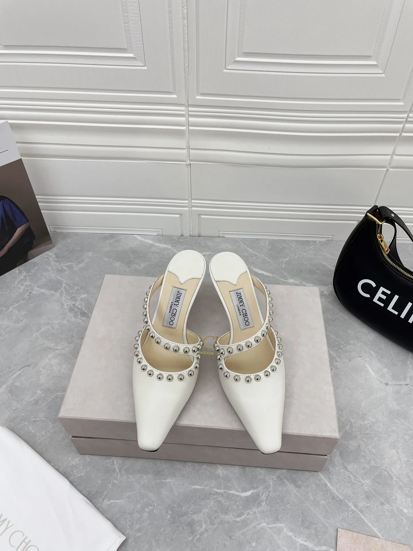 出廠： 【獨家頂級】JIMMY CHOO(吉米週)  經典《小方頭鉚釘單鞋》吉米周是一個非常全面之尊貴時尚生活品牌，香港，美國，等大時尚博主及明星的同款，簡直是美上天了，愛上優雅、愛上俏皮的未來感，光看一眼便想馬上擁有，但一雙精緻的高跟鞋確是可以想想滴，該系列專為超凡絕倫、無所謂的女士而設計，從而打造出別緻的整體效果，Jimmy Choo 設計出激發女性一往無前的產品彰顯魅力……❶面料：定制原版羊皮❷內裡：定制原版羊皮❸墊腳：定制原版羊皮          ❹大底：進口意大利原色牛皮底  ❺跟高：6.5cm ❻碼數：35-39(40定制不退換)   ❼包裝：原版全套包裝☀顏色：米白