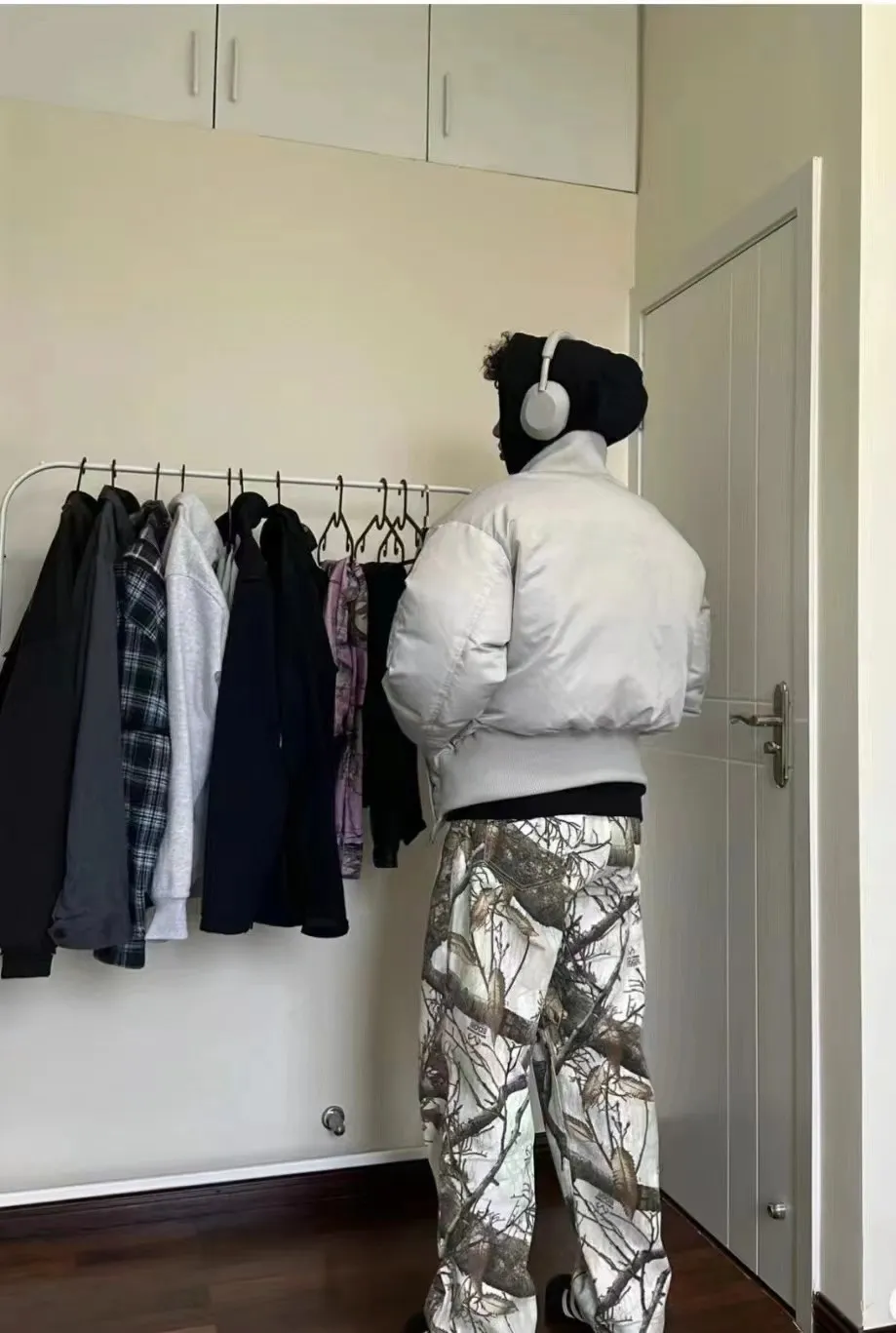 Stussy FW23斯圖西假日系列 滿印迷彩楓葉樹枝直筒牛仔工裝褲 男女同款 Stüssy的作品深受衝浪文化和沙灘服飾的影響,並在之後成為了席捲全球的嘻哈文化與街頭風的標誌性單品之一。