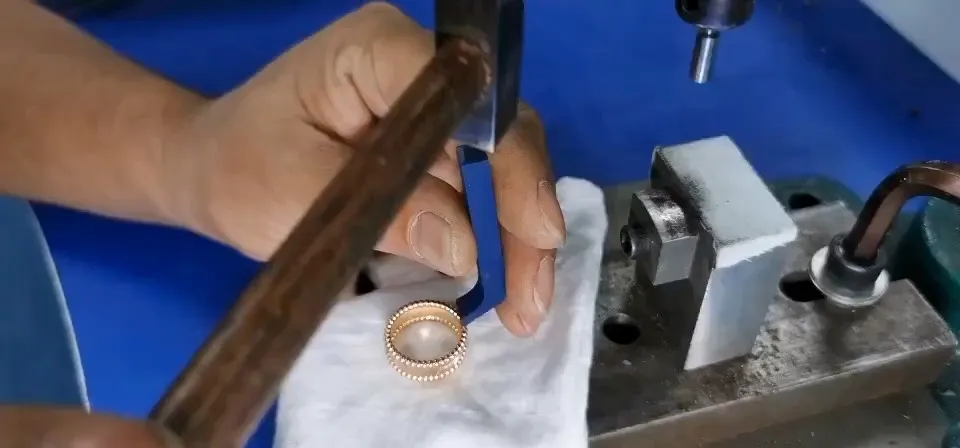 🔨匠心工藝4⃣️〰️ 邊珠立體感超強 金珠及施華洛水鑽都是手工逐顆排列 更貼合整齊穩固 手工拋光精工打磨 完美原版鋼印細節