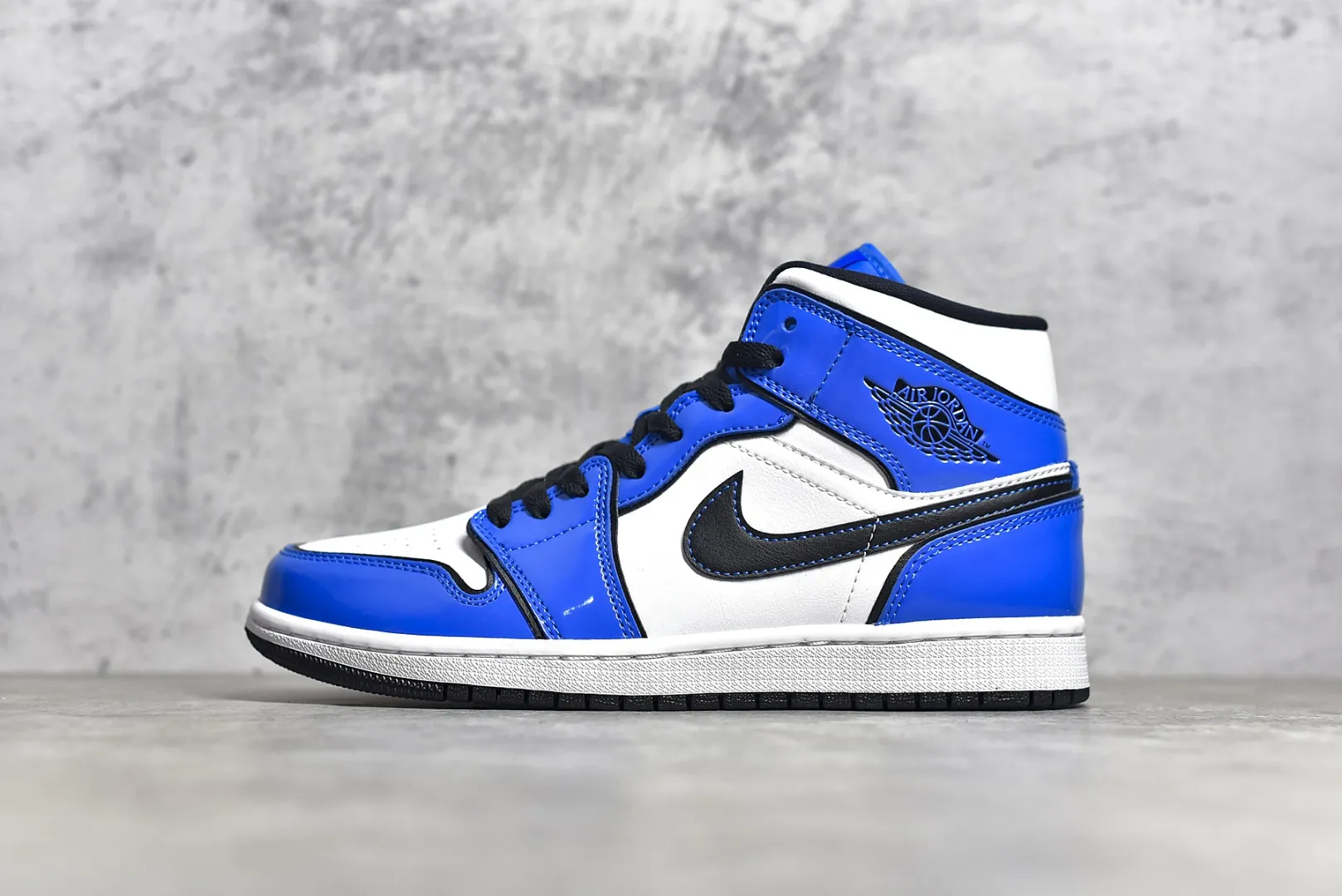 新貨🚀#獨家 市面唯一純原級別 Air Jordan 1 MiD 出爐 價格定位良心 幾十個配色陸續出 一眼公司既視感 拿到手的一瞬間就與眾不同 碾壓市面所有版本 認准細節 全部原鞋開發 打破市面看圖做貨無好貨之說 細節精確 所有配色原數據檔案開發 SIZE：35.5/46