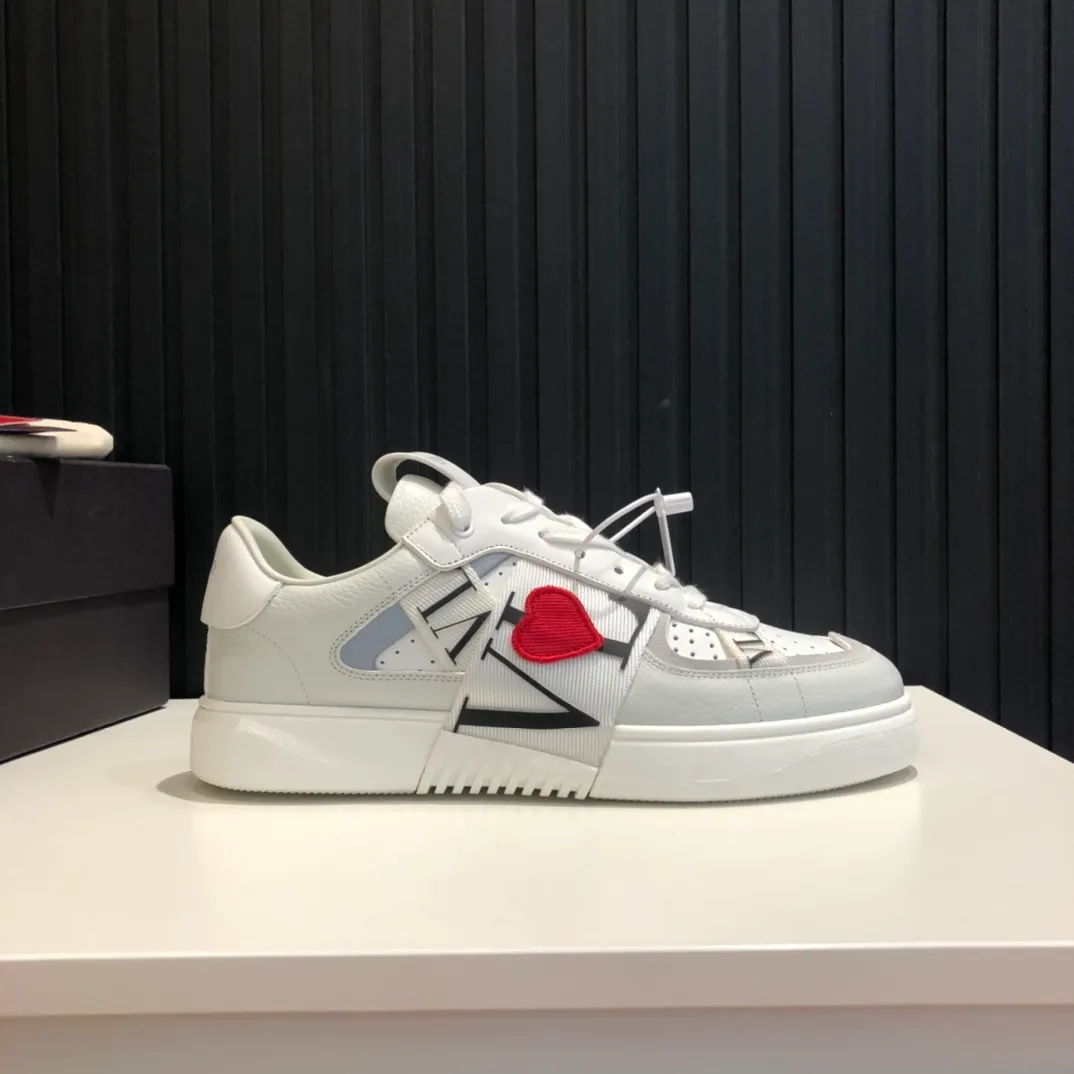 VLTN新款 愛心限定休閒板鞋👟原版開發，代購品質 配飾、logo、皮料全部獨家定制 尼龍織帶logo 上腳舒適👣