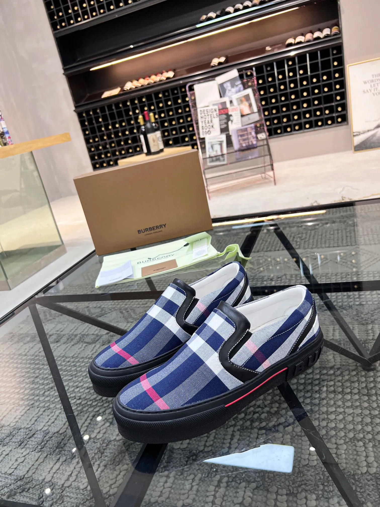 B 🔍頂級代購🇮🇹 巴 炸街男神爆款套腳板鞋來襲專櫃同步,鞋面意大利原版標誌布面,原版進口水染牛皮內裡,鞋底:原廠特供原版底,獨家活動成型底超級舒適,原廠跟單貨,🔍🔍高品質,可隨意進出專櫃,歡迎對比,碼數38-44(可訂45 46)