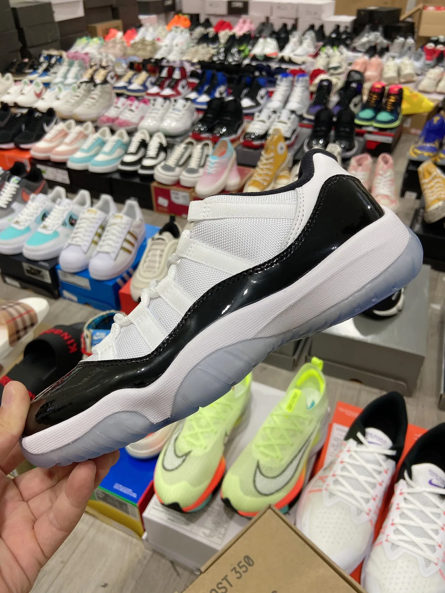 高版本真碳喬丹Air Jordan 11 Low Concord HDAJ11低幫 康扣經典的黑白 Concord 配色在低幫 Air Jordan 11 Low 鞋型上的完美呈現,白色網布面料搭配黑色漆皮,白色中底搭配藍色水晶大底,整體簡潔大方。