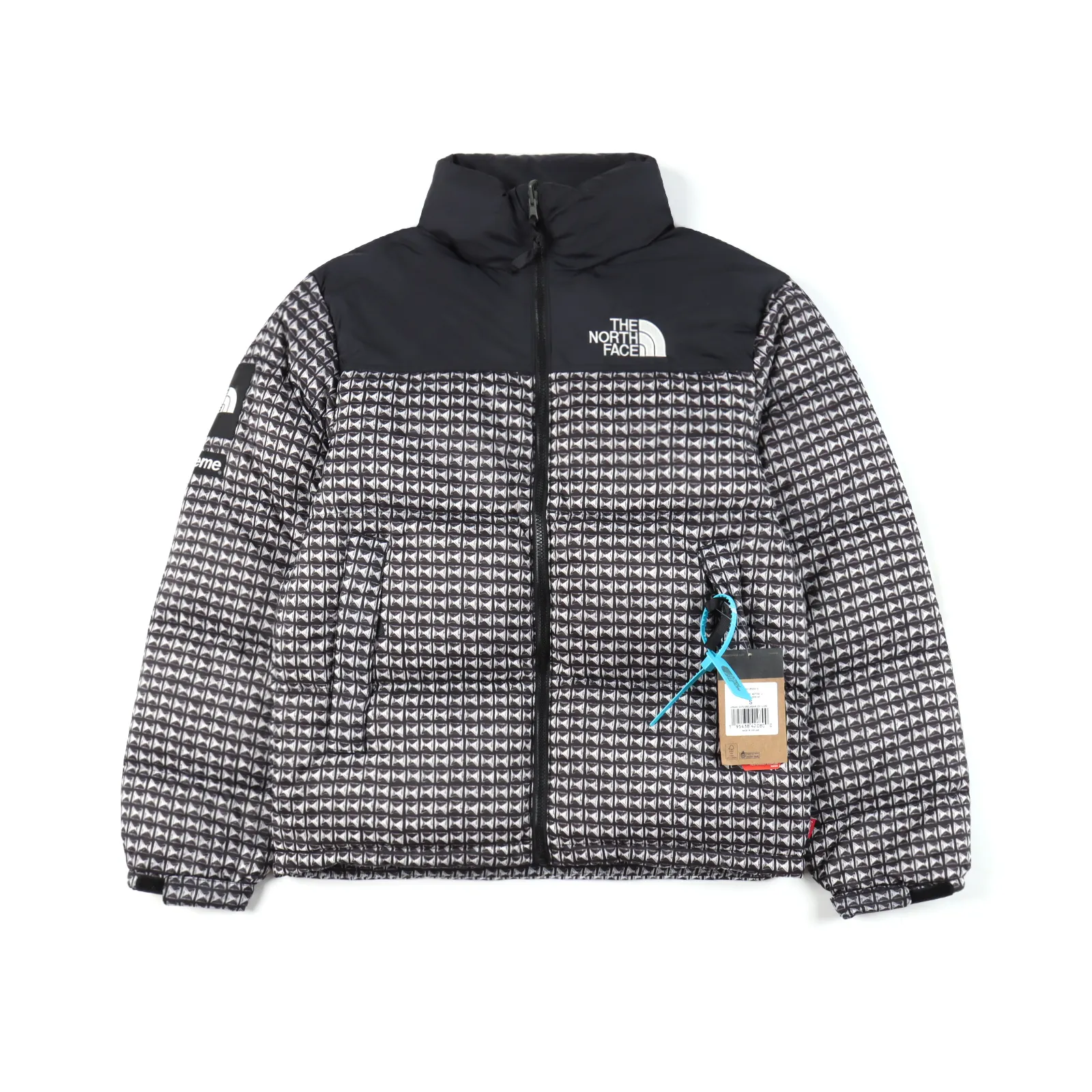 Supreme & The North Face 聯名款鉚釘羽絨服                定制定染覆膜面料，從布料到做工工藝都非常複雜，刺繡進口百靈達刺繡機10000+針數，原版還原，所有拉鍊，釦子，小到吊牌繩全部原版定制，1：1還原，三色同步正品，男女上身都可。