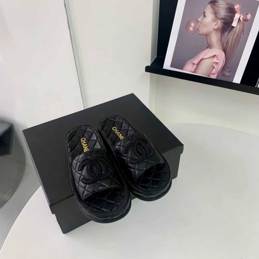 🌟Ch*ane 𝟐𝟎𝟐𝟏ss 春夏新品菱蜜兒拖大廠出品 代購級別 早春大爆款🔥 顏色純正糖果色 鞋面雙c麵包菱格電繡 上腳舒適透氣  鞋麵包裹性很好不磨腳 不掉腳 非常顯瘦百搭 超級顯白‼ 