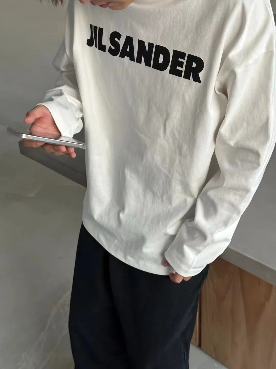 JIL SANDER 吉爾桑達 24FW 字母印花長袖T卹 原版杭州萬象城專櫃購入4400面料採用300GOE氣流紡定織定染全新配色與YB顏色完全一致主麥領標全部純手工縫製裁片採用進口水漿印花保證機洗不掉成衣袖口下擺小燙製作區別普通短袖打邊做工相對複雜現貨入庫 尺碼:S M L 編碼:XLB092402