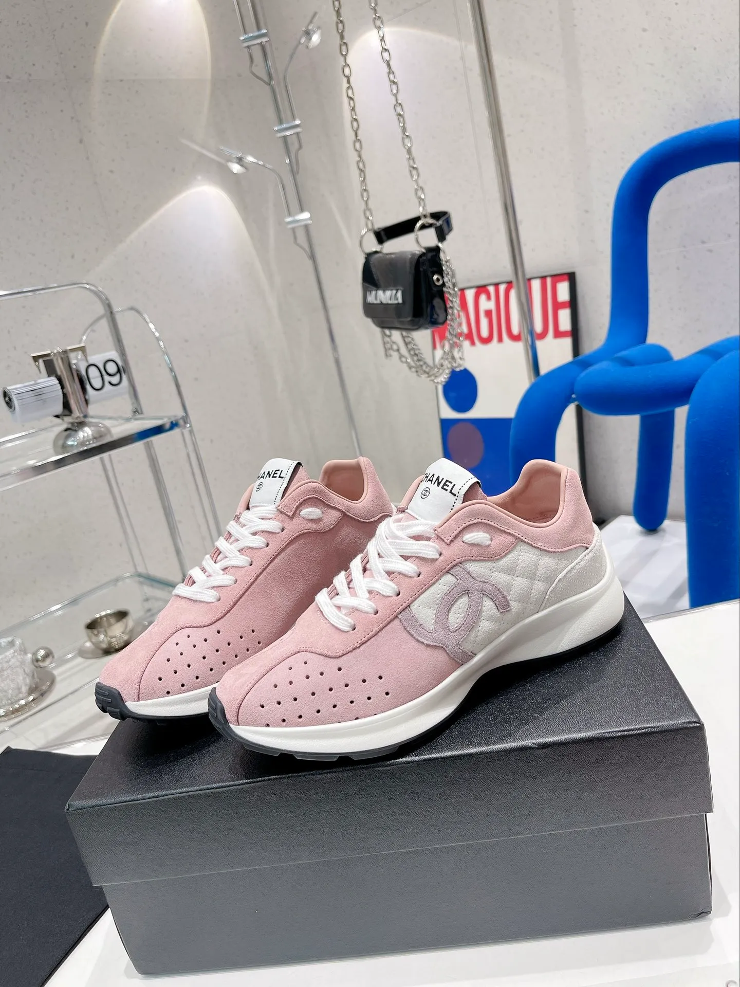 👟 chanel 香奈兒2022春夏新款運動鞋 無敵漂亮又好穿的小香熊貓鞋，非常輕便，內裡也是超級軟，超級舒服，無敵好穿 ，鞋面透氣孔設計，清新的冰淇淋配色特別適合春夏鞋面：進口環保彩色羊絨內裡：超級透氣綿羊皮碼數：35-40