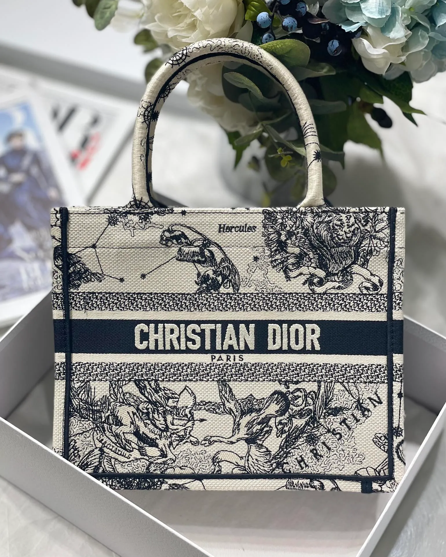 🆕小號【Di.or Book Tote】M1286 黑白星座💙小號尺寸：26.5 x 21 x 14 厘米Tote最新尺寸小號，被種草了這個包🌿，比原本的小號短一點，顯得非常秀氣😘，既保留了小包的精緻可愛，又兼具了大包的大容量，完全滿足日常出行使用🙋🏻‍♀️，經典的老花刺繡，標誌性的字母，時尚百搭又滿滿的複古氣息🤗