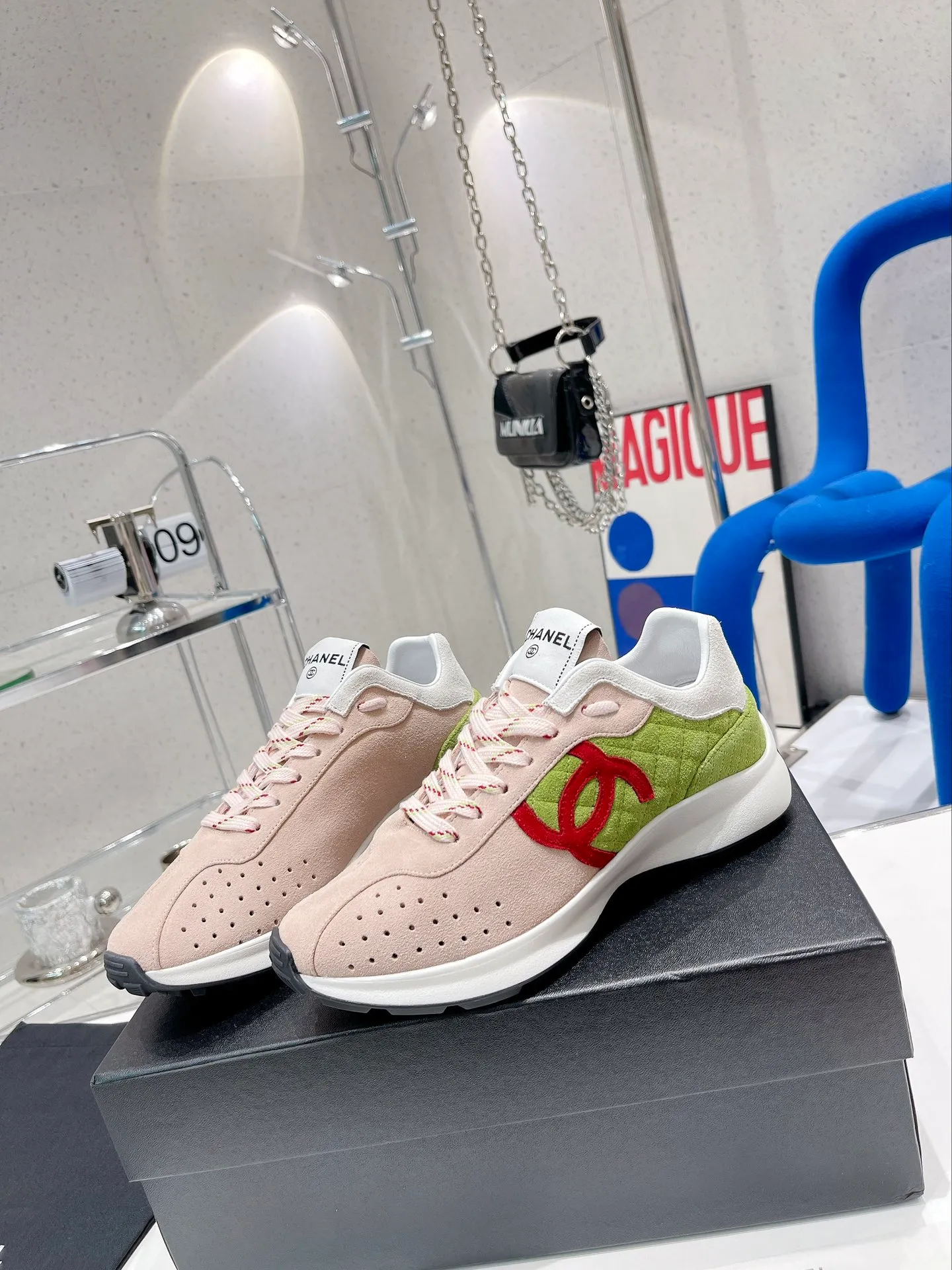 👟 chanel 香奈兒2022春夏新款運動鞋 無敵漂亮又好穿的小香熊貓鞋，非常輕便，內裡也是超級軟，超級舒服，無敵好穿 ，鞋面透氣孔設計，清新的冰淇淋配色特別適合春夏鞋面：進口環保彩色羊絨內裡：超級透氣綿羊皮碼數：35-40