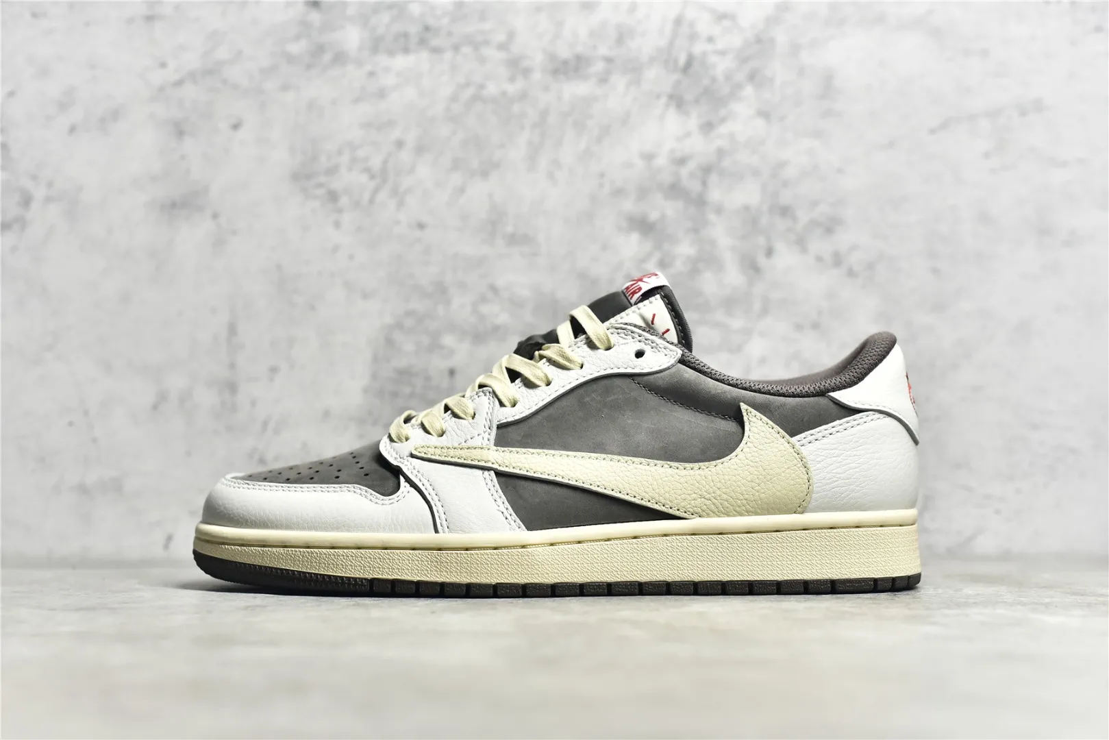 ▪️覓貨權威實拍💯#SB54720新貨🚀#SG獨家純原 NK Air Jordan 1 x Travis Scott 白棕 市面唯一貝利原廠皮料 提前原鞋開發正確細節 正確後跟鬼臉細節 正確鞋頭弧度 正確倒鉤位置 正確字體印刷 Size： 36 36.5 37.5 38 38.5 39 40 40.5 41 42 42.5 43 44 45 46 47