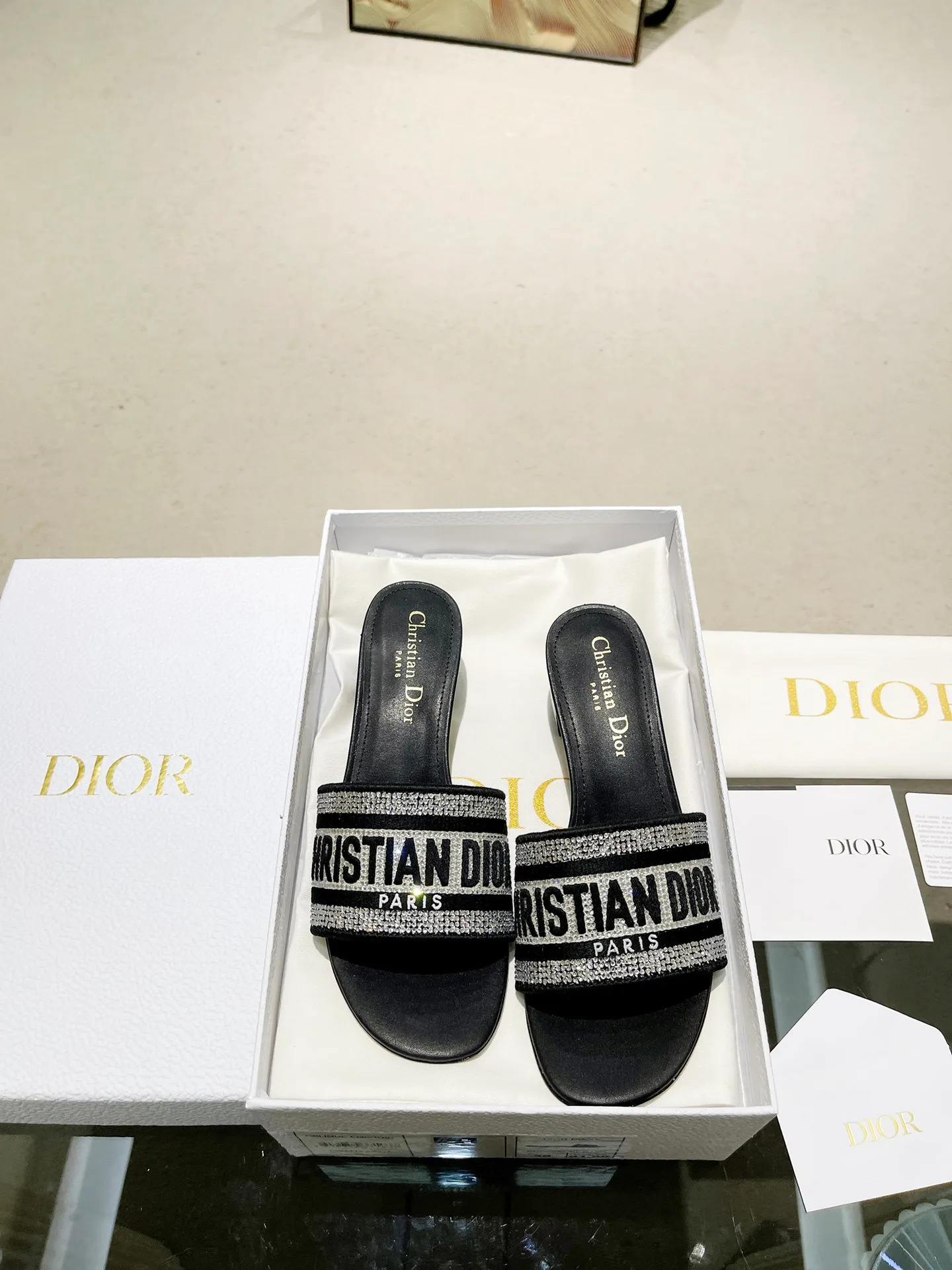 【高版本🌟🌟】DIOR DWAY經典迪奧電繡鑲鑽刺繡系列4.5cm跟拖鞋    原版購入開發 原版立體刺繡工藝 凹凸感超強 字母立體 非市場通貨版 獨家一比一定制 力求做到和正品零距離  面料採用3D電繡紗棉線織法面料 對比ZP一致 不易鬆線開口 顏色鮮豔內里和墊腳採用同色高端牛皮.腳感舒適，意大利A級真皮大底     我家版型楦型和ZP一模一樣，歡迎貨比三家。