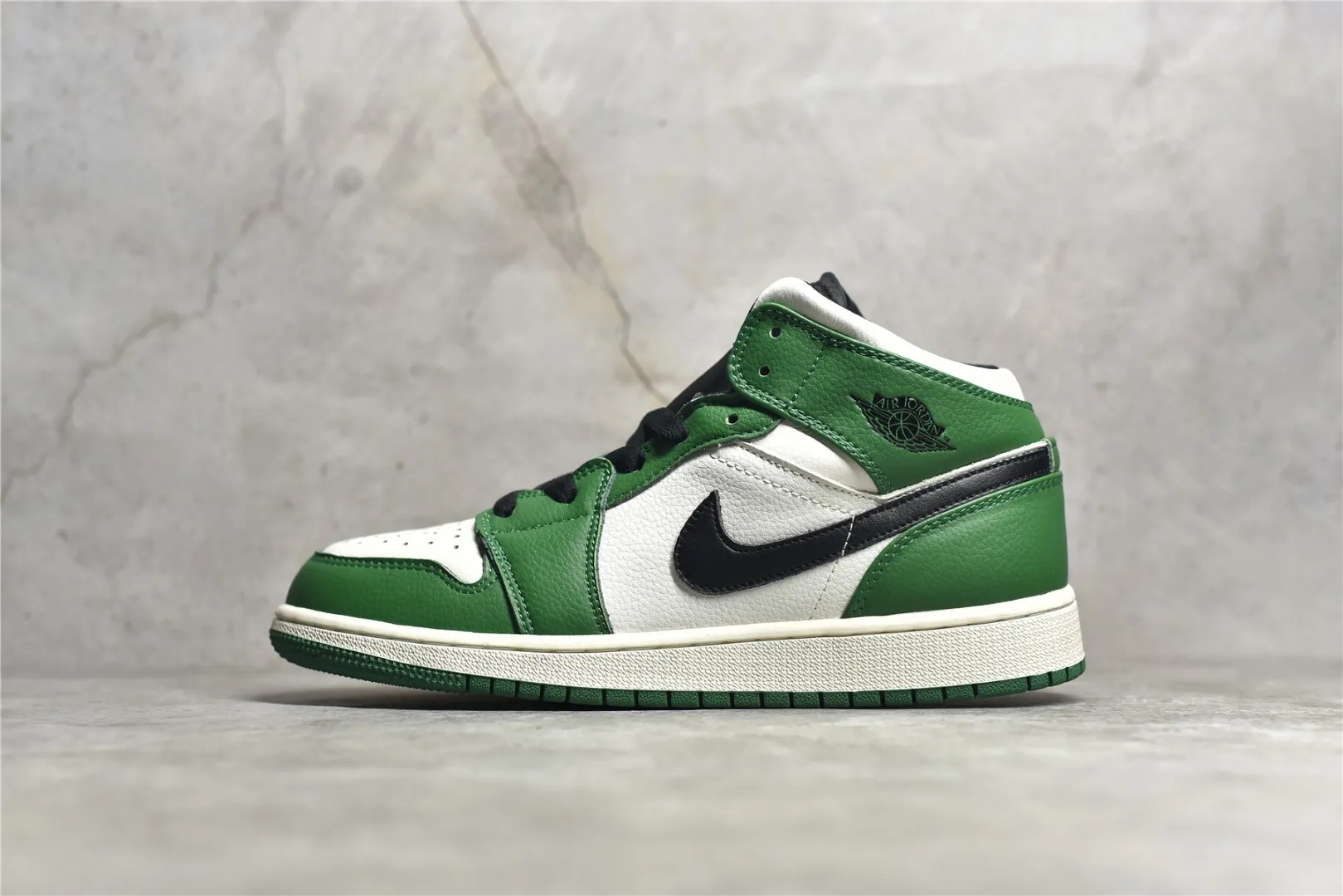 AJ1Mid 原廠內置氣墊 A模大底 頭層皮 鞋舌AJ原廠專用牛津布+AJ專用反口珍珠布+原廠無雜質高彈內里海棉+特殊封邊彈力鞋帶注 Size：36 36.5 37.5 38 38.5 39 40 40.5 41 42 42.5 43 44 44.5 45 46