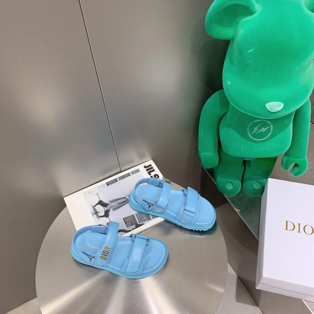 2021春夏新款 Dior-Act 平底涼鞋 厚底款式時尚、搭配貼合腳型的內底,採用格外輕盈、舒適的皮革製作。