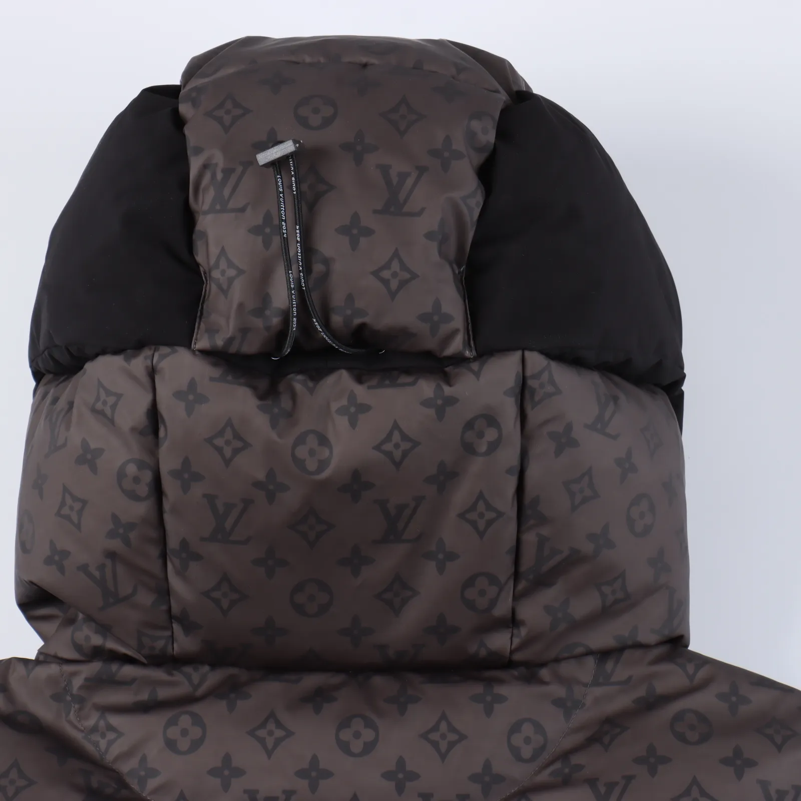 Louis Vuitton/路易威登 老花溫感羽絨服                此款羽絨夾克採用熱敏和水敏科技面料將經典的老花元素鋪滿，將LV3D標識和LV2054標誌放在胸前和右袖                搭配橡膠連指手套、中央拉鍊和拉鍊前袋。                