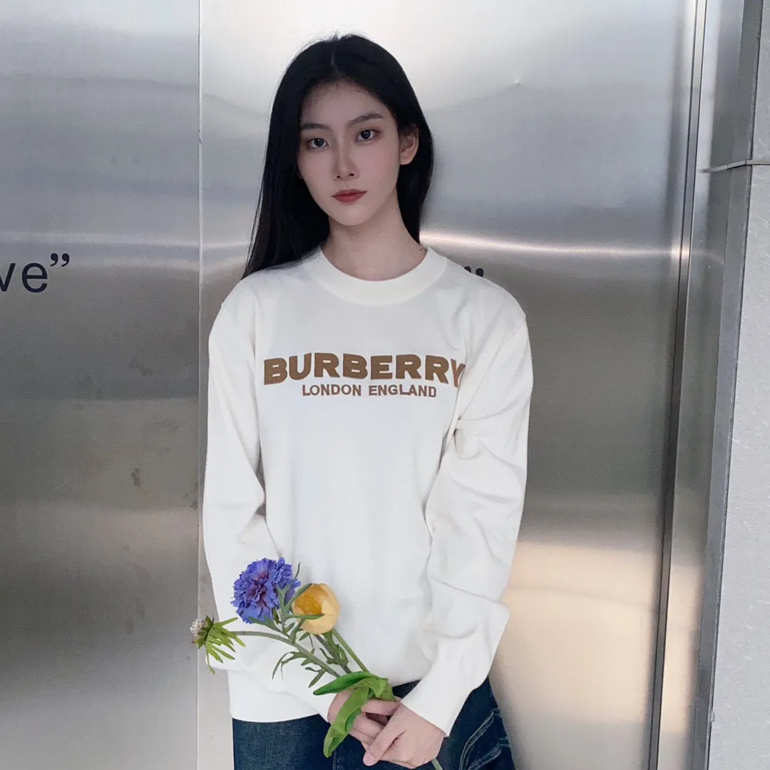 Burberry /巴寶莉 23Fw 刺繡字母圓領毛衣 毛料選用經多重洗水嚴格檢驗的抗起球莫代爾絨,進口全自動14針密織編織。