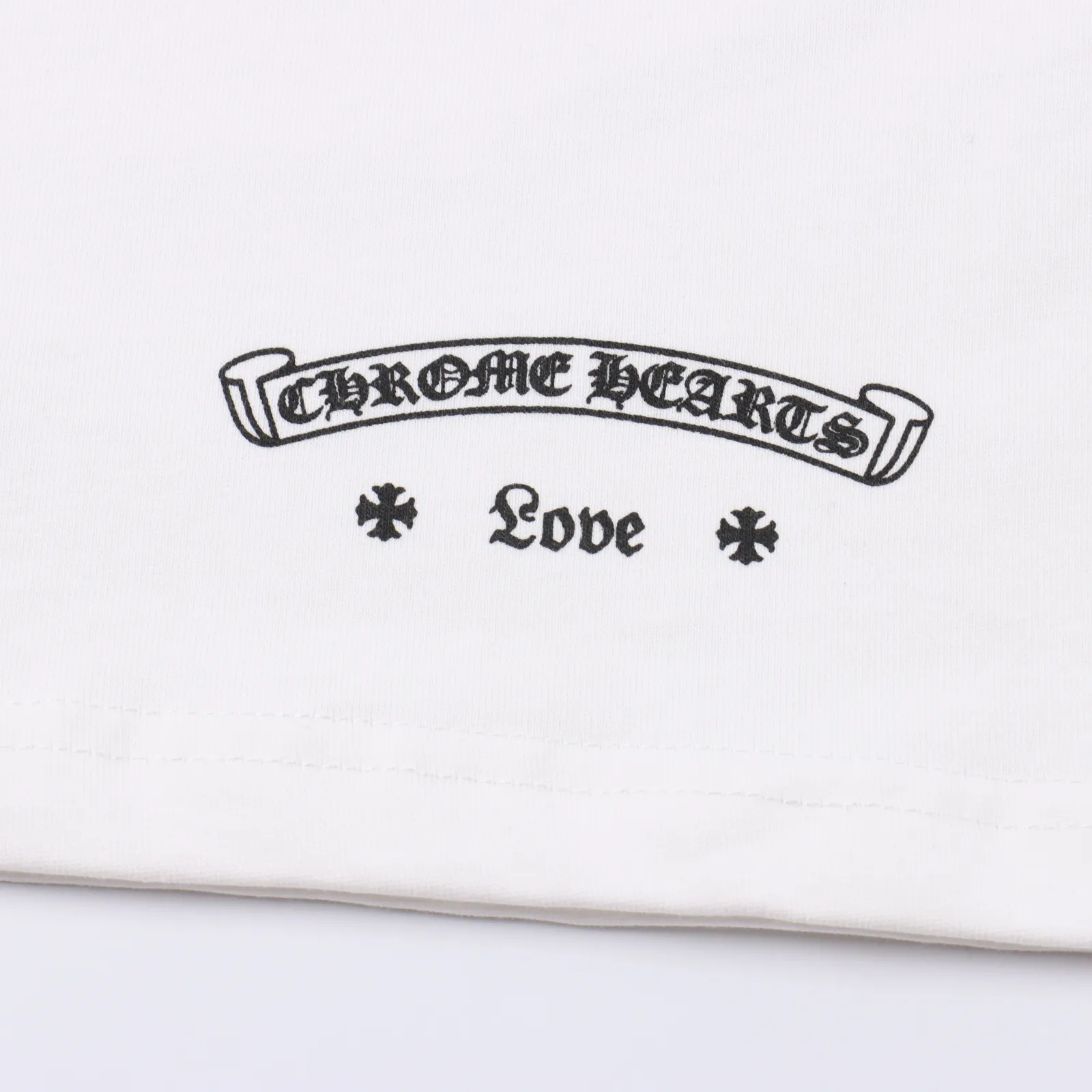 Chrome hearts 24SS 克羅心十字花花臂長袖T 300克重 區別市面低克重 os版型真的很迷人 克羅心也真的是絕絕子 每一季新品版型都做到極致 實穿度很高,隨意搭都nice 100%棉 採用26支雙紗 300克重面料 進口針織針梳棉進行製作,厚度適中,有垂感又有輪廓型,上身就是一個舒適!