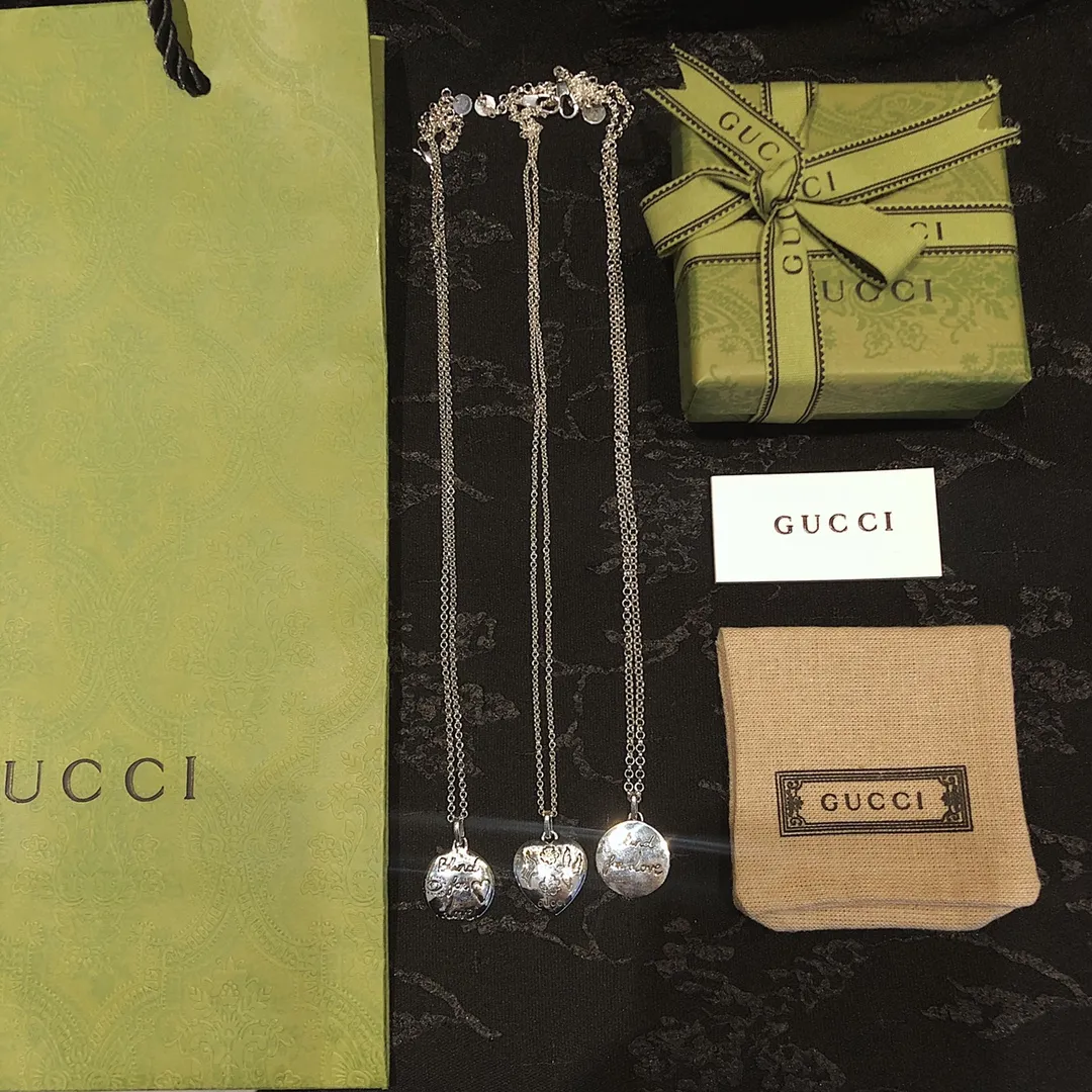 Gucci 花鳥系列 Blind for love 純銀愛心/虎頭/花鳥全系列項鍊三款非常熱賣跑量的花鳥系列項鍊兩側均鐫刻標誌性的Gucci圖案,其中包括眼睛、心、花朵、鳥和短語“Blind for Love”。