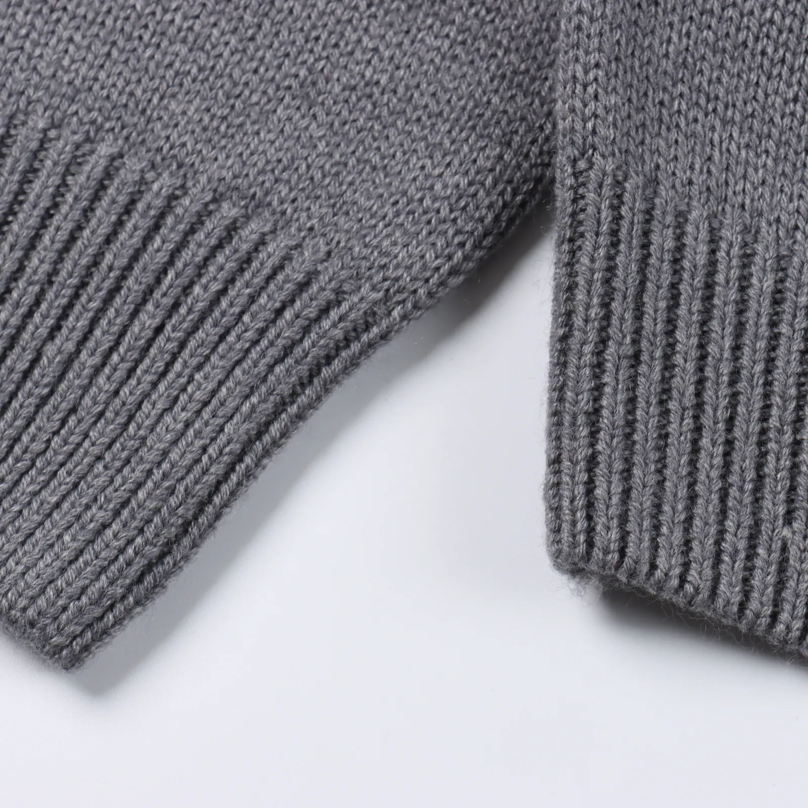 Celine/塞林 凱旋門刺繡小標毛衣 我們用的材料是百分百羊毛 支持檢測 羊毛材料採用美麗諾精品羊毛 價格為280一公斤 毛衣不易起球 區別市場含量百分20-30 其餘含量均為棉紗 滌綸 混紡紗 北極絨等等 極易容易起球且保暖效果不佳 需注意 全羊毛的毛衣不能水洗 必須全部乾洗 胸口處塞林凱旋門標誌 均為獨立開發的刺繡 前後改了12版 塞林毛衣採用日本島精機生產 一件衣服 需要不斷編織 耗時需2個小時 區別市場國廠機器 做出來的毛衣更加緊密有型 SIZE: S M L XL 編碼:GQM012862