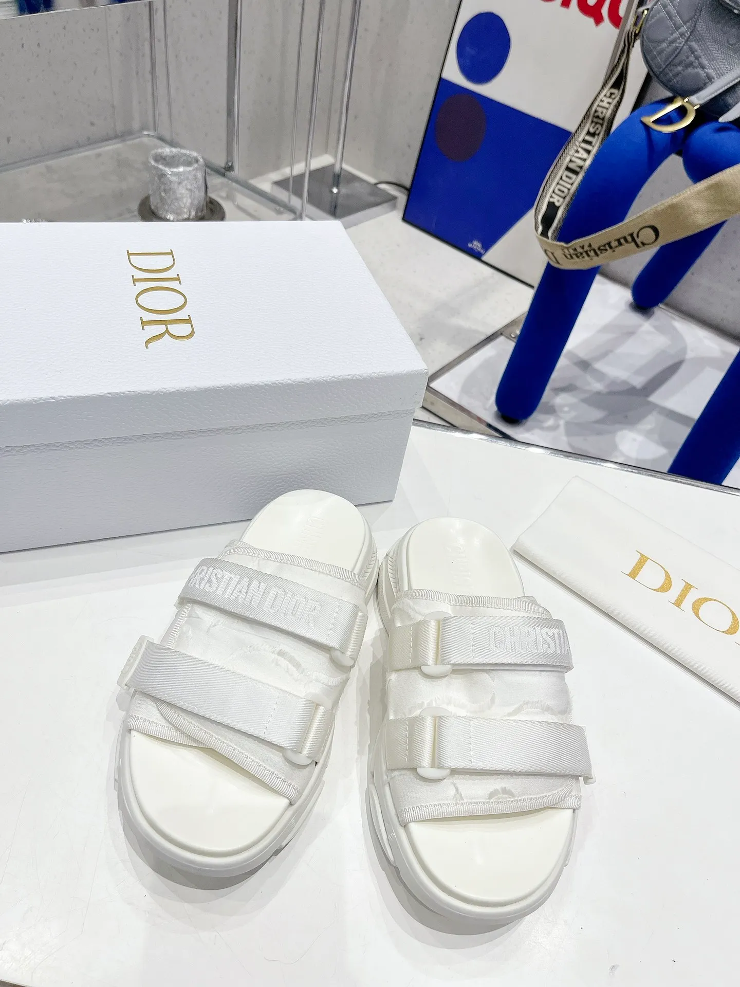 🌟Dior 迪奧2022火爆涼拖鞋系列 全新色系 市面最高版本 原版復刻  一比一材料定制 設計理念涼鞋加運動鞋元素搭配組合 款式非常時髦洋氣百搭增高 鞋面兩條魔術貼可調節鬆緊！