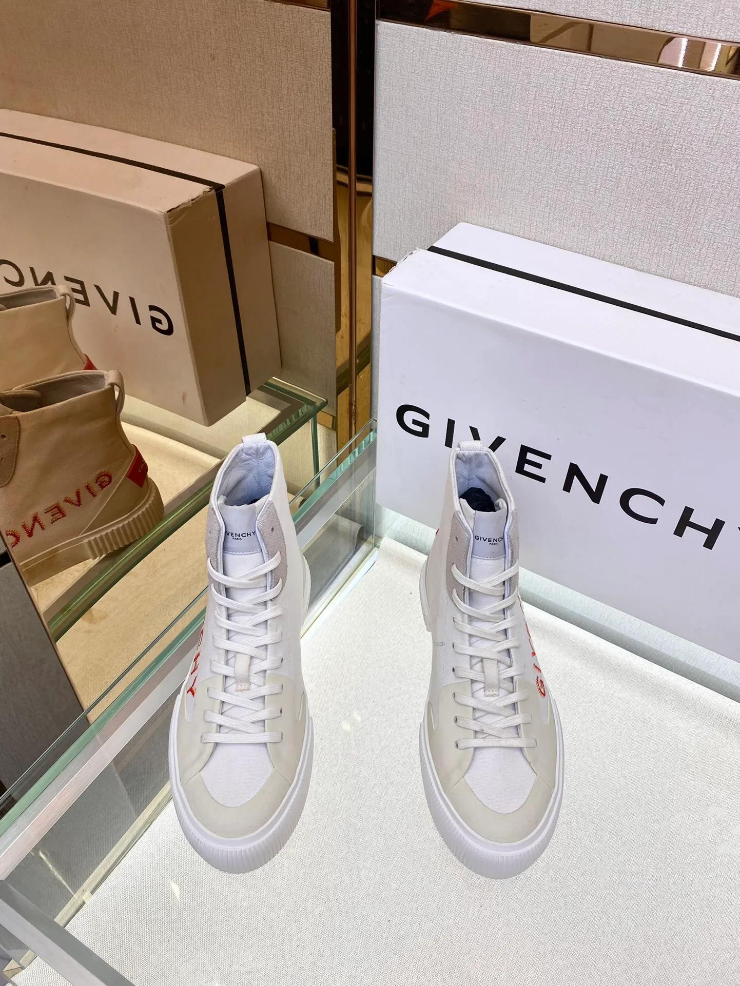 頂級版本Givench*新品板鞋牛皮CITY運動鞋  採用進口牛皮打造，鞋舌金屬銘牌鐫刻GIVENCH* LOGO。