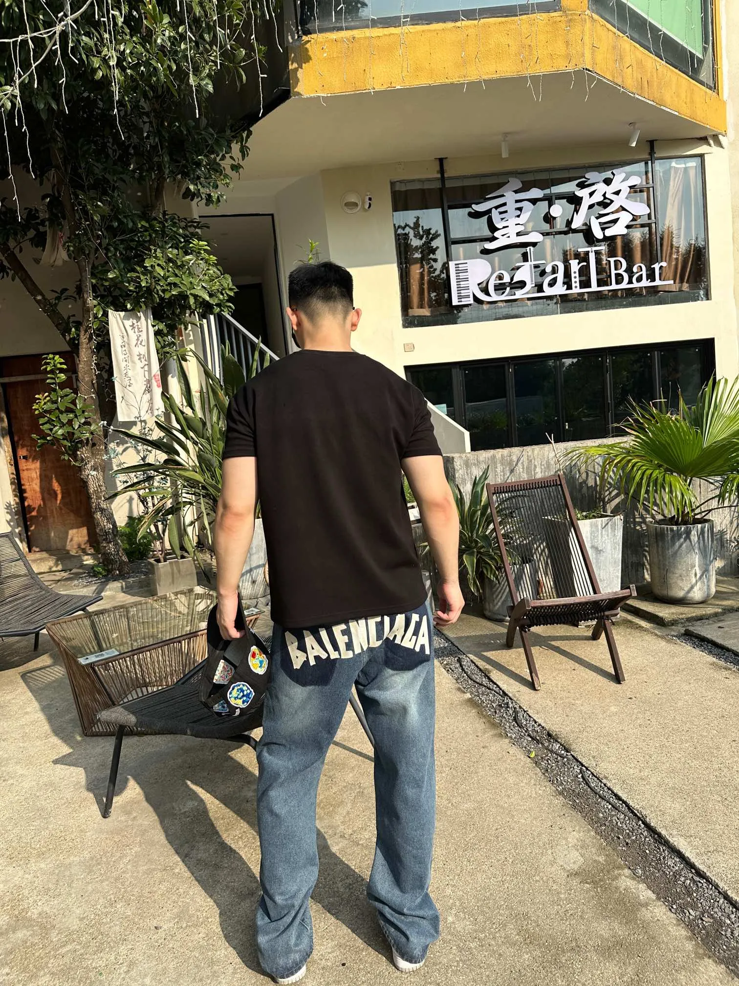 Balenciaga/巴黎世家 膠帶印花復古牛仔褲                今年為止做的最牛逼的牛仔褲，重度水洗工藝，暗藏玄機的細節非常多，這次主推的褲子無論是版型還是上身都太完美，比伯以及歐陽娜娜等眾多明星上身，不如去做20件短袖的時間，面料採用12.2盎司上等牛仔布，牛仔只有到了12盎司以上才有牛仔獨特的高端質感，水洗數次打樣非常滿意，右後口袋開模壓印品牌LOGO，，褲子破壞內裡採用白色純棉斜紋布，上面有膠漿印花的品牌LOGO，口袋布工藝同上。                