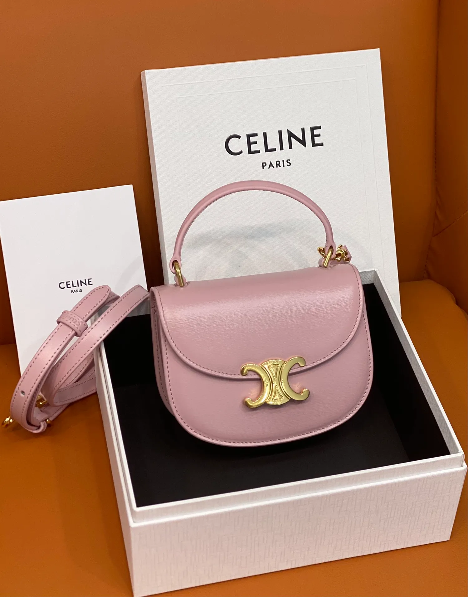 CELIN* 2023新品BESACE TRIOMPHE迷你牛皮革手袋👜10L063_粉色採用牛皮革，羊皮內襯本款型❌無法裝下PLUS等偏大的智能手機機型斜挎➕肩背內側扁平口袋可調節皮革肩帶（長度：54厘米）皮革手腕（長度：6厘米）尺寸：15.5+11.5+5cm