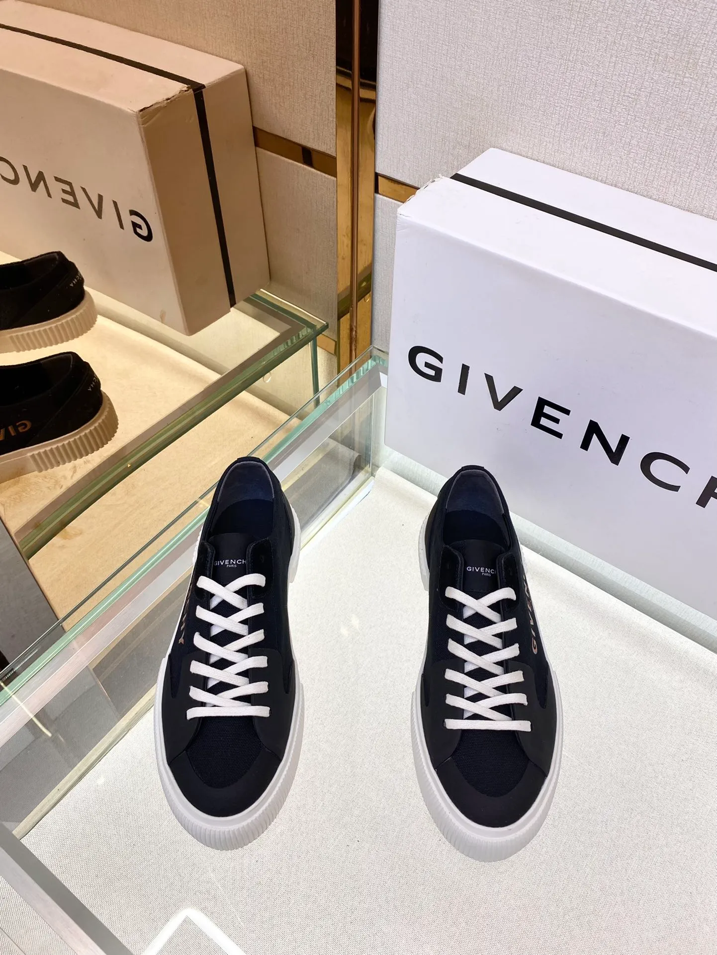 頂級版本Givench*新品板鞋牛皮CITY運動鞋  採用進口牛皮打造，鞋舌金屬銘牌鐫刻GIVENCH* LOGO。