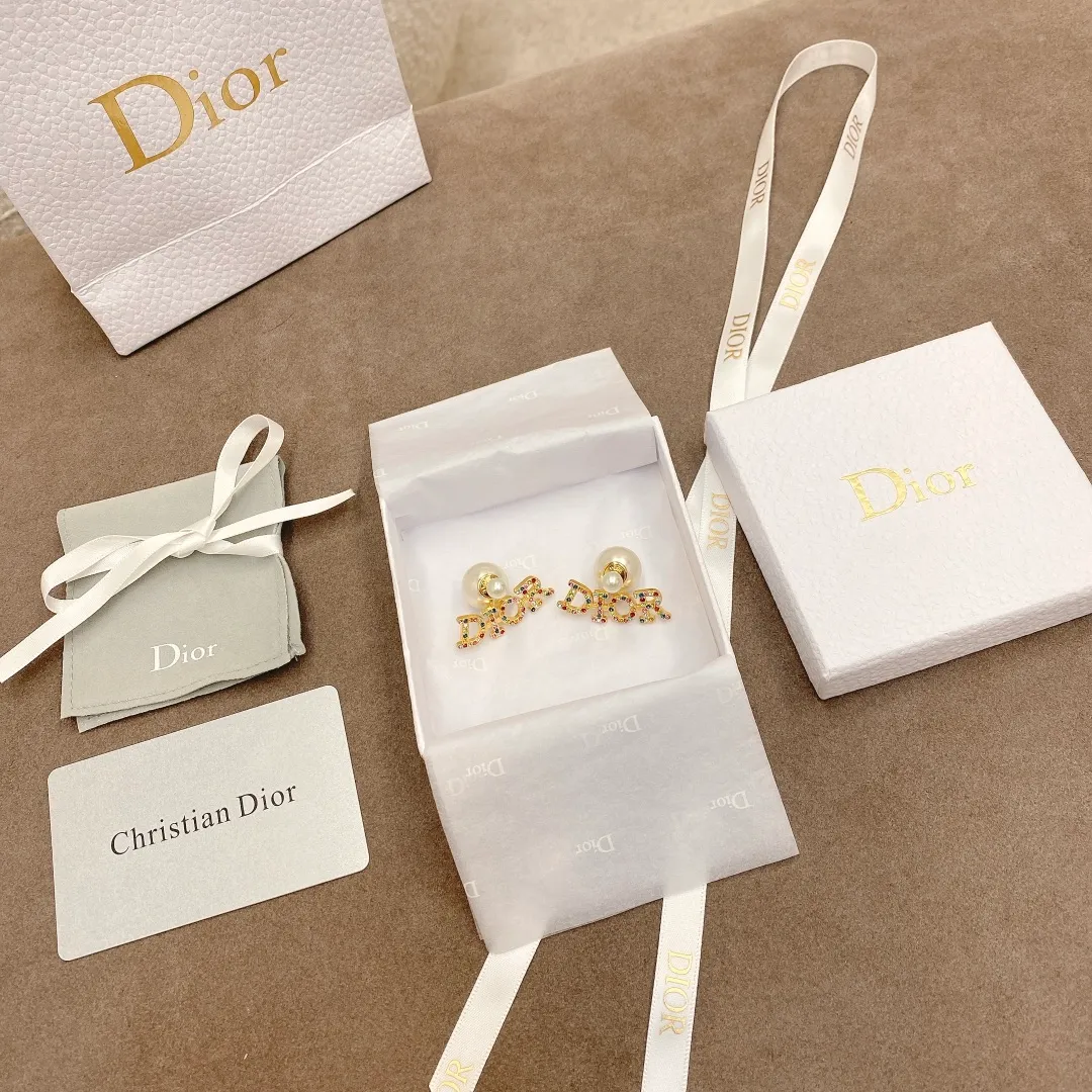 【高版品質·配套包裝】𝐃𝐈𝐎𝐑' 𝟐𝟏新款🐝𝐃𝐢𝐨𝐫彩鑽字母珍珠耳環 𝐃家標誌性的淡水珍珠與金色飾面金屬“DI*R”標誌相映成趣。