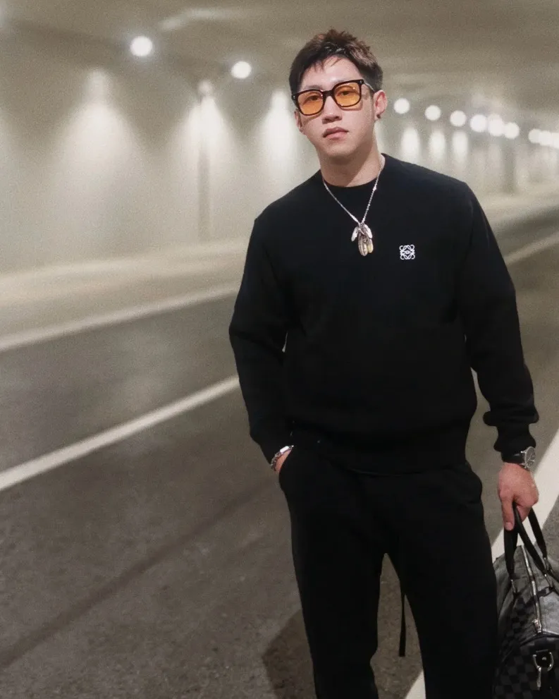 Loewe 羅意威 24FW 刺繡小標圓領毛衣 面料採用綿羊毛混紡毛紗織造 需要進行染紗拼線 整體舒適感對比原版更加親膚 YB上身特別扎 我們在原版毛紗品質的基礎上調整了整體的手感和親膚感 都比ZP上身要舒適 透氣 並且做得到了1:1還原 刺繡logo由進口百靈達電腦繡花機製作 做出了原版的飽滿和緊實度 檔次拉滿 保證客戶拿到手的每一件都是精品 整體版型偏Over Size風格 24FW季度 LOE首推的簡單高級毛衣款式 極力推薦購入的單品 尺碼:S-XL 編碼:XLB092103