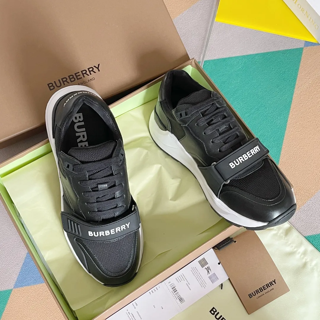 頂級版本:BURBERRY 巴寶莉Vintage系列 格紋 情侶款 休閒 運動鞋獨家推薦 這款匠心設計的時裝秀款運動鞋,各種格紋、麂皮和專屬標識環保帆布材質的融合配送專櫃精美包裝🛍📦▪️面料: 原版定制進口小牛皮+牛反絨▪️內裡:進口透氣網裡▪️鞋底:獨家開模橡膠防滑大底▪️底厚:5CM▪️Size: 女款35-41/男款39-46