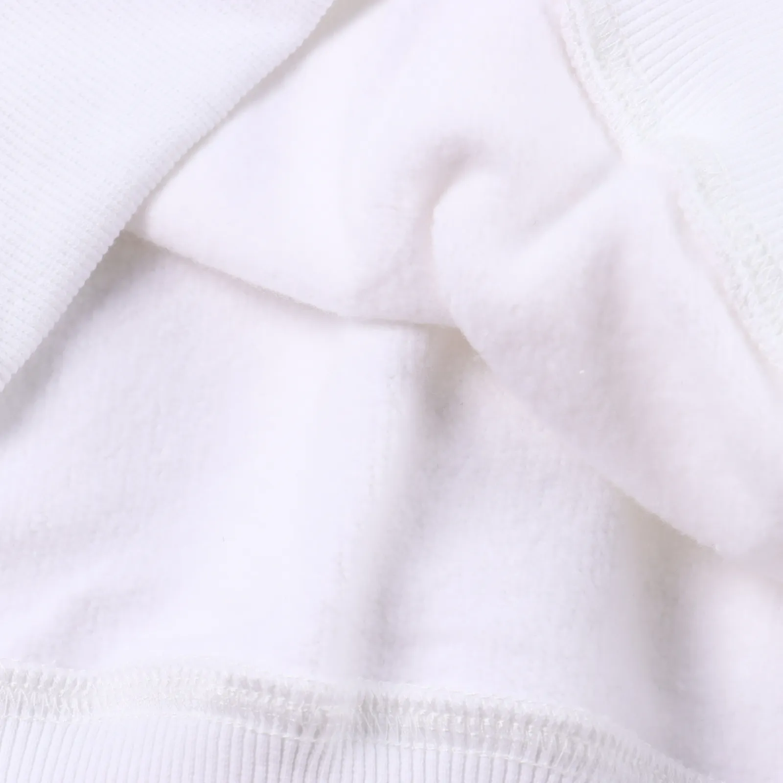 Dior Christian迪奧CD 刺繡半拉鍊翻領衛衣                定制380克奢絨雙織雅韻抓毛面料，採用進口機刺繡工藝，燙樸位均用高溫過樸機使布料表面平整挺括，耐磨耐洗，面料都經過澆洗，手感質感更佳，不易變形，不易縮水，不易褪色，寬鬆版型                Size：S-XL                編碼：FNC100432