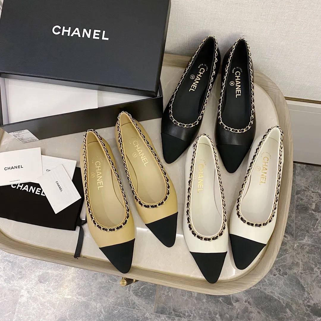 平底中跟520 Chanel ™️2020早春新款鏈條尖頭單鞋 鞋口的一圈⛓工藝複雜 所以相對成本就高些！