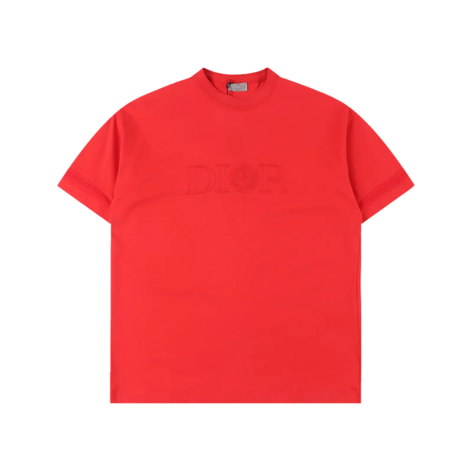 Dior & Stone lsland 石頭島聯名刺繡logo短袖                Dior這款 T 卹來自 DIOR AND STONE ISLAND 限定係列，突顯聯名系列標誌，Stone Island 的經典星星與 Dior 品牌標誌相得益彰。