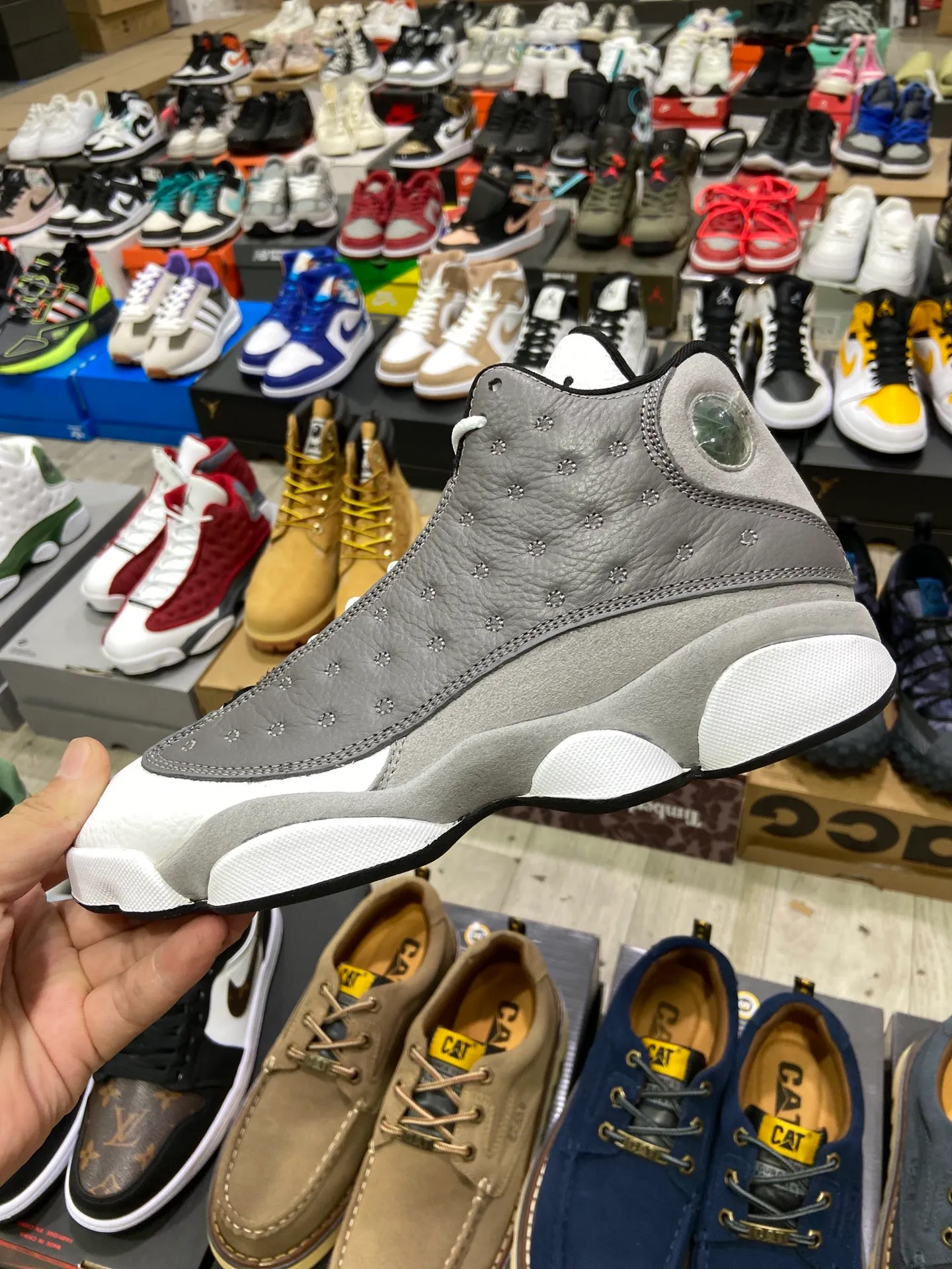 喬丹Air Jordan 喬13 Air Jordan 13 “Atmosphere Grey”霧霾渣渣灰喬丹AJ13代復古中幫文化休閒運動籃球鞋 採用頭層荔枝牛皮鞋面材質#原裝3D效果3色變換貓眼#中底搭載碳塑纖維緩震#縝密中底拉幫工藝❗️暗藏 3M 反光細節,酷似天價雷阿倫PE 尺碼:40 40.5 41 42 42.5 43 44 44.5 45 46 47 47.5貨號:414571-016 #23773854393027