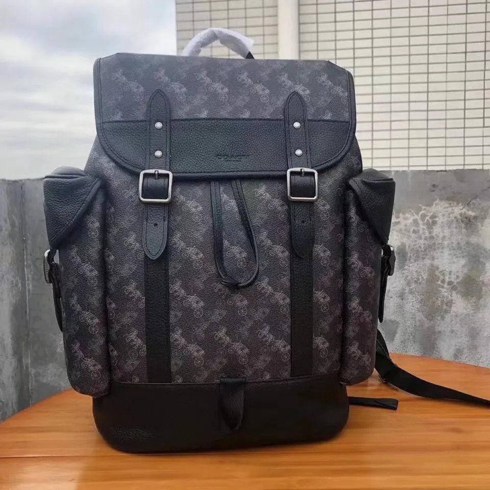 廠價 coach蔻馳代工廠渠道貨正品對版代購品質新款4072 馬車圖案印花HITCH 翻蓋抽繩男士男士休閒雙肩包背包，印花塗層帆布和柔軟拋光鵝卵石紋頭層牛皮，內置拉鍊/手機/多功能袋，內置筆記本電腦套，拉繩和搭扣封口，織布襯裡，垂直長度6.5cm頂部手柄，外部搭扣袋，可調節肩帶，可存放一台38cm筆記本電腦，尺寸：31cm (長) x 42cm (高) x 14.5cm (寬)