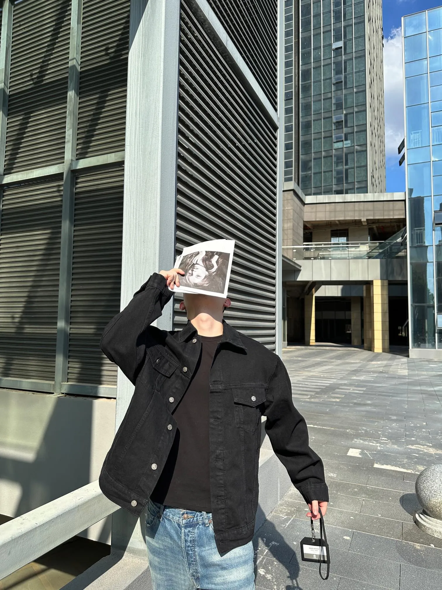 Balenciaga/巴黎世家 背後燙鑽字母牛仔外套                精工水洗的牛仔麵料，還降低了牛仔的硬度，上身更加舒適親膚，有夾克的外形脛骨，也有運動衣的舒適體感                做舊的水洗藍，淡淡的複古感，顏色很乾淨，很有腔調，顏色也是很高級的那種，高品質的就是不一樣，後背經典字母印花裝飾，簡約而不簡單，藍白的撞色，更加了視覺衝擊感寬鬆的os版型，上身寬鬆，不挑身材的同時完全不會鬆垮，很好的修飾腿型，上身腔調十足無需多考慮，閉眼收就OK啦!                size：S-XL                編碼：AKA100582