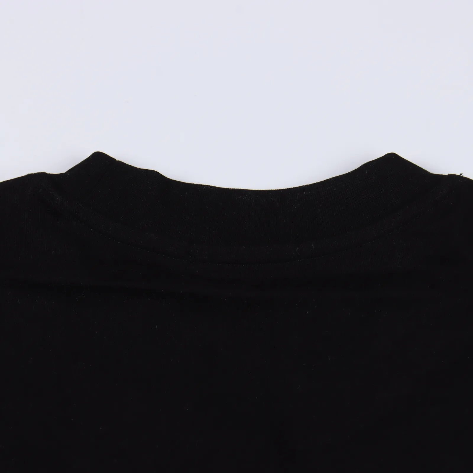 Celine 賽琳 撞色線條黑白logo短袖 採用32S/1*2精棉雙紗平紋,230克;搭配32S + 70D拉架95/精棉*5%氨綸雙紗羅紋。
