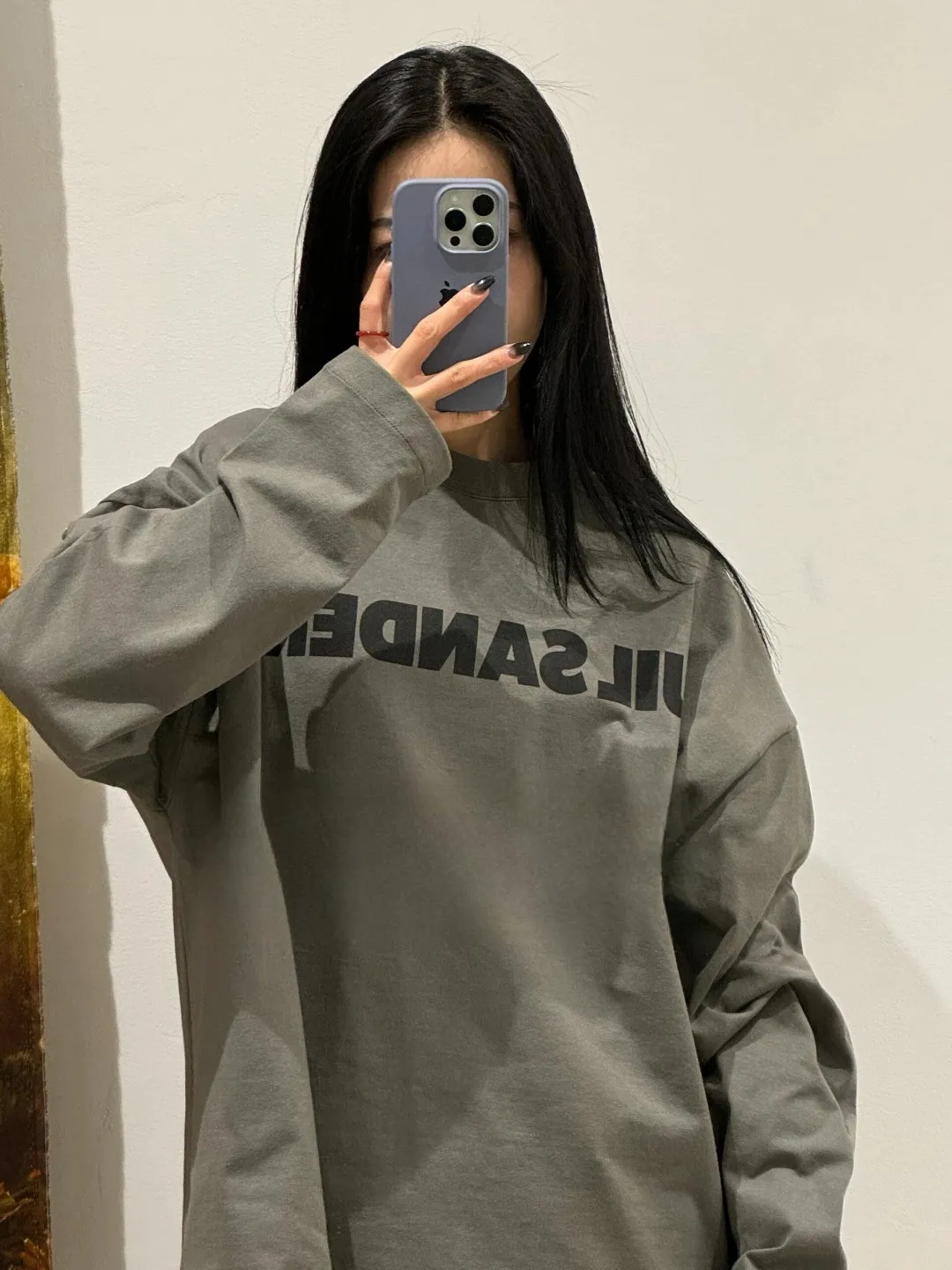 JIL SANDER 吉爾桑達 24FW 字母印花長袖T卹 原版杭州萬象城專櫃購入4400面料採用300GOE氣流紡定織定染全新配色與YB顏色完全一致主麥領標全部純手工縫製裁片採用進口水漿印花保證機洗不掉成衣袖口下擺小燙製作區別普通短袖打邊做工相對複雜現貨入庫 尺碼:S M L 編碼:XLB092402