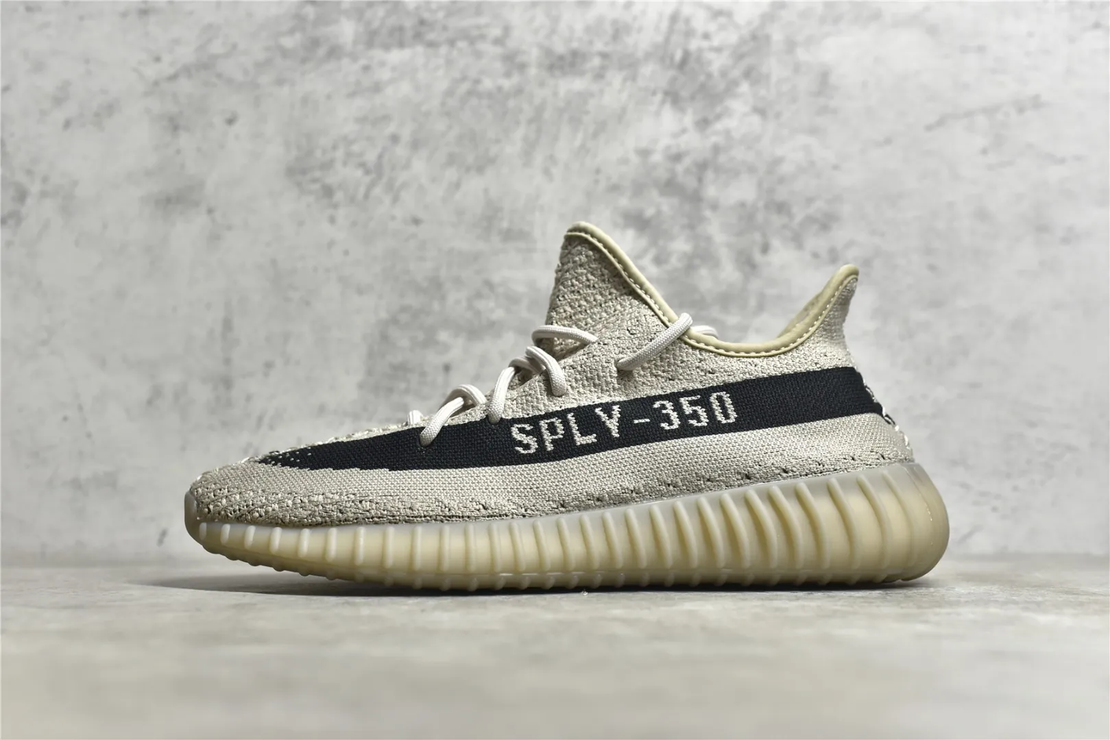 #大廠純原 Yeezy 350V2 米黑 #完美鞋型多次校準 低趴姿態匹配#全鞋材料均支持全方位對比發售ZP#辰元原廠織面 編織密度同原鞋 #百宏原廠鞋帶 百分百一致原版#巴斯夫Boost原底 腳感回彈和公司貨一模一樣   #大底RB、Tpu色卡調整零色差 一致發售原版 可隨意比對#原廠碳帶打印內標、盒標 ID串碼排列組合無重複 親測大機率無法鑑定、過驗   Size 36 36.5 37 38 38.5 39 40 40.5 41 42 42.5 43 44 44.5 45 46 47