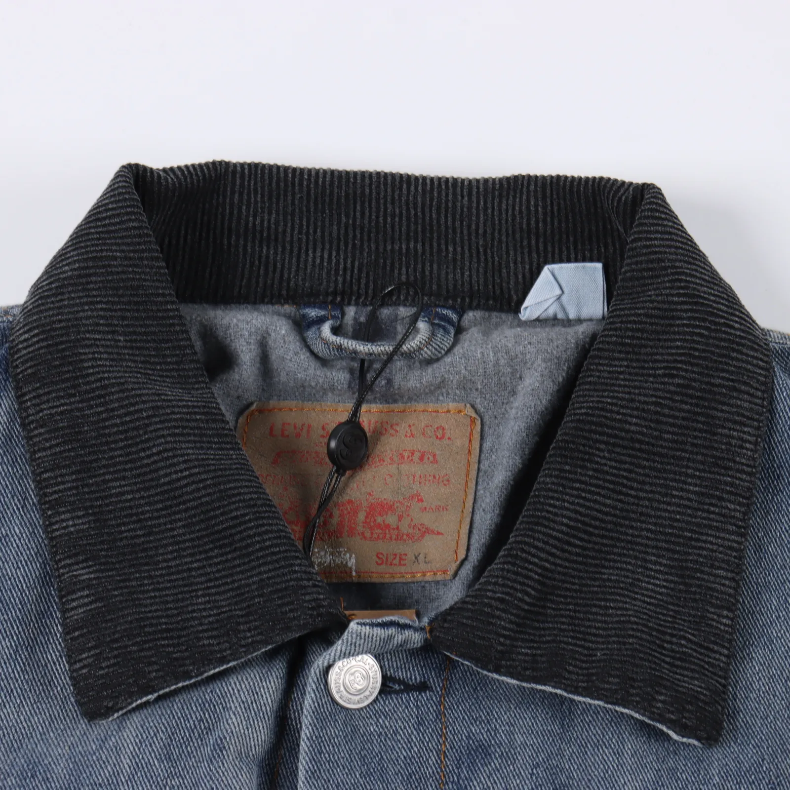 Stussy x Levi‘s 斯圖西&李維斯150週年浮雕牛仔雙面穿外套夾克 街頭鼻祖Stussy熱度不減持增美式工裝穿搭指南簡約復古每季單品都極具吸引力 整件衣服就像一件藝術工藝品,這次聯名的合作標識用壓印工藝附在後背處,是立體的~內裡用的是豎條紋薄一點的磨毛料子加上經典的斯圖西logo,,背後的浮雕質感非常好,整體修飾身材,肩膀線條,黑八內襯也是非常用心了,官方型錄還給出兩面穿的示範!