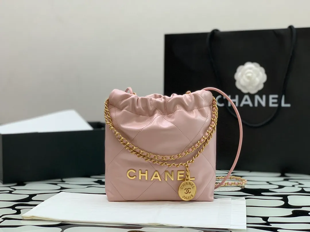 現貨23smini 22bag❤️這是我這季裡面最最最最最最最期待喜歡的一款了❤️🔥火遍全網🔥太絕了❗️一包難求❗️巨好看巨種草，呼聲最高🤟🤟這款時髦度最高，可愛俏皮小巧精緻不在話下💖💖吸睛度100%🫶鏈條太🉑️了，五金穿皮鏈條⛓️➕皮繩鏈條，細節感滿滿🫶一包多用，可斜挎可手提可雙肩背哦，也可使用調節扣，就可以把它變為腋下包的背法🫡🫡簡直太完美了🫣日常出門的隨身小物品都可以放可以攜帶，完全不怕不夠用❗️❗️寶寶們快閉眼入吧🤟🤟🤟（23*18.5*6cm）99240